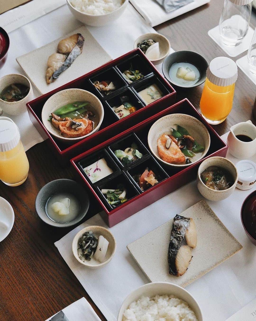 The Peninsula Tokyo/ザ・ペニンシュラ東京のインスタグラム：「旅先でもほっと一息、そんな和朝食をご用意しました。ミシュラン二つ星シェフ監修、こだわりのお出汁を使ったお味噌汁、炊き立てのご飯、そして季節の焼き魚やおばんざいで一日をスタートしませんか♪🥢　写真クレジット: @amandagnwn    Rise and shine to the taste of Japan: Our Japanese-style breakfast features traditional delights like miso soup, grilled fish, and perfectly steamed rice. 🥢We hope you enjoyed your experience, @amandagnwn !」