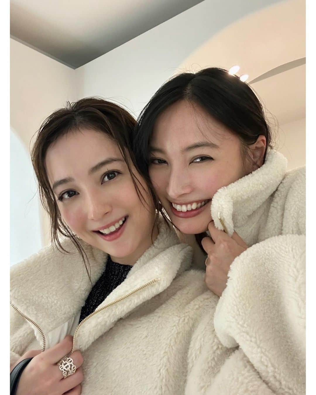 佐々木希のインスタグラム：「絢と会ったら、 同じもこもこアウター☃️」