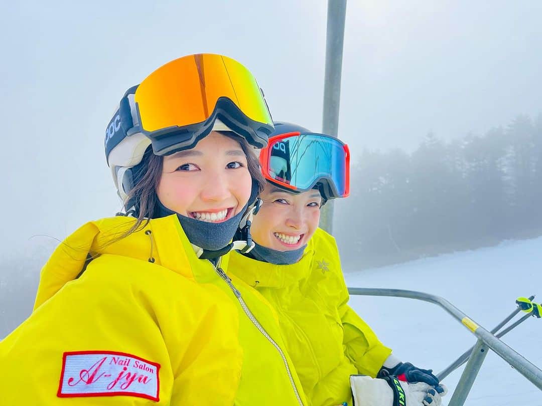 清澤恵美子さんのインスタグラム写真 - (清澤恵美子Instagram)「根本風花選手🌼🌸 スキー好きすぎてプライベートを話す時間は本当なかったけど久々に一緒にスキーすることができて楽しかった☺️ またスキーできる日を楽しみにしてます😘  2人ともウェアは @goldwin_jp  スキーは🎿 @fischerjapan  @fischertuningbase　#pr  #goldwin #fischerski   雪の上では明るいウエアが映えるのでおススメです🌸 雪がないところでお買い物すると感覚がわからなくなるけど、スキー場では明るい色が映えてきっとテンションあがりますよー💛^ ^」12月13日 10時35分 - kiyosawaemiko