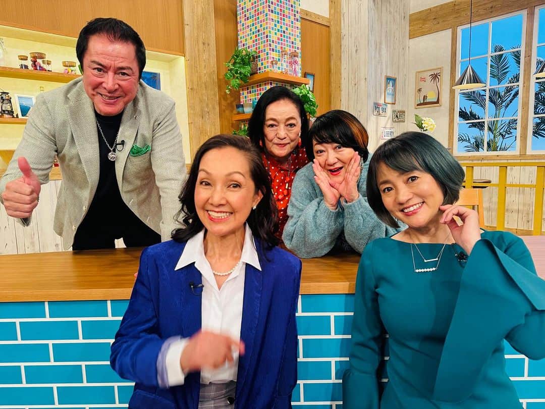 のインスタグラム：「昨日はいいもの〜通販の収録で 服部真湖さん& やくみつるさんとお目にかかりました。 お二人とも還暦越え⁉️ 服部真湖さんは登山も始められてますますアクティブで元気になられててびっくり‼️いつもとてもフレンドリーな優しさは相変わらず〜で、嬉しかったなぁ♪ やくさんは10キロ痩せられたそうで、以前お会いしてた頃より若々しくカッコ良い〜😍 「イケオジにー」なんてネット記事拝見しましたが、その通り❣️  旦那も痩せさせよう。 てか、私もな。  #服部真湖さん #やくみつるさん #えどはるみ さん #谷隼人さん  #松岡きっこさん」