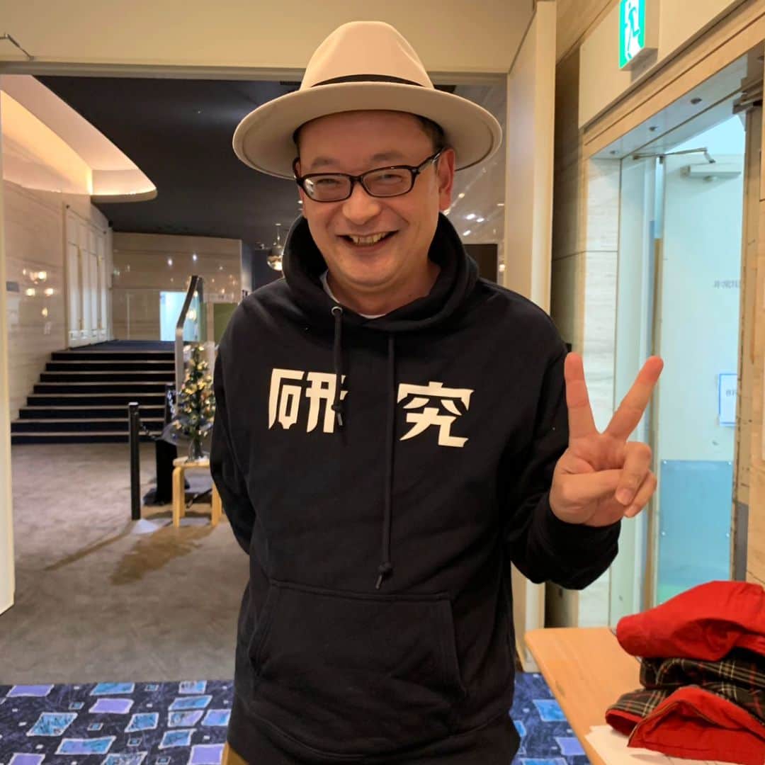 木村おうじ純士のインスタグラム：「明日木曜日はトラッドジャズの聖地、浅草HUBでジェントルフォレストの皆さまとライブです。 名ドラマーの松下マサナオくんのトラで伺います。 ジェントルのアレンジは秀逸ですので、しっかり音源と譜面を"研究"してからライブに臨みたいと思います😆。 お時間ございましたらぜひ浅草に足をお運び下さいませ。とても楽しい夜になりますよ！  １２月１４日（木） 浅草 HUB（台東区浅草1-12-2） 出演：GENTLE FOREST 5 & GENTLE SISTERS 開場 18:00/開演 19:00 料金 ￥2,750（要オーダー） 問：浅草 HUB 03-3843-1254」