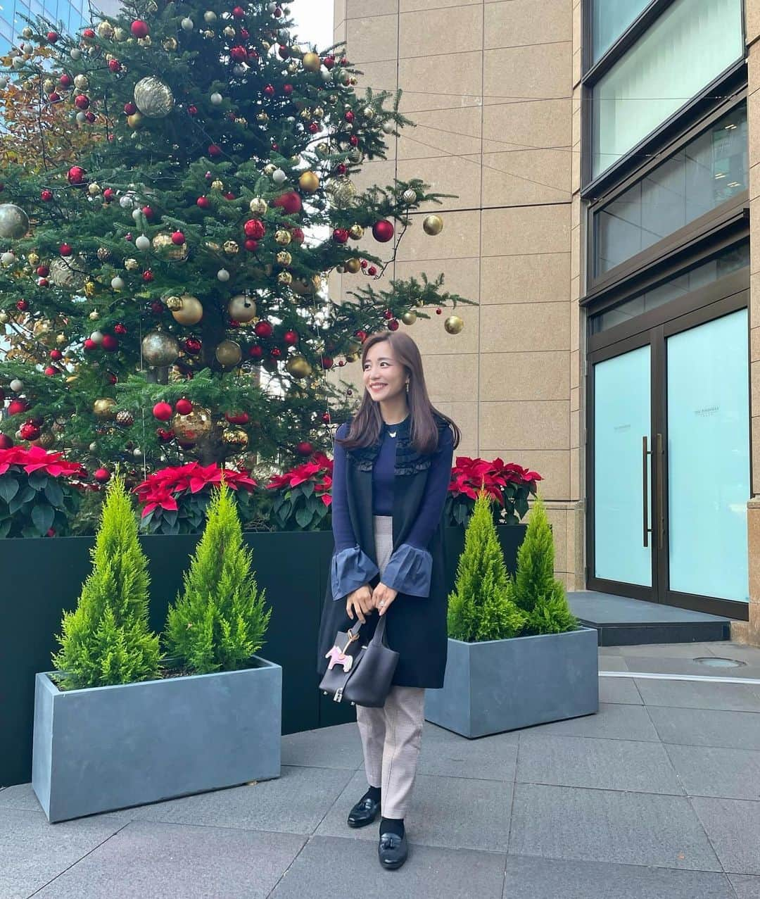 福山唯さんのインスタグラム写真 - (福山唯Instagram)「毎年楽しみなペニンシュラの🎄✨  先日は息子とも見に行きました♡外のツリーも中のツリーも素敵でした🥹❣️  今年も後少し🥹✨健康に気をつけて大切に過ごそう✊🩵  お袖が可愛い褒められたトップスは　@stola.jp です🤍  #christmas #christmastree #peninsula #myson #coordinate #クリスマスツリー　#クリスマス　#コーディネート　#ママとぼーや　#男の子ママ　🎄✨」12月13日 10時47分 - yuifukuyama