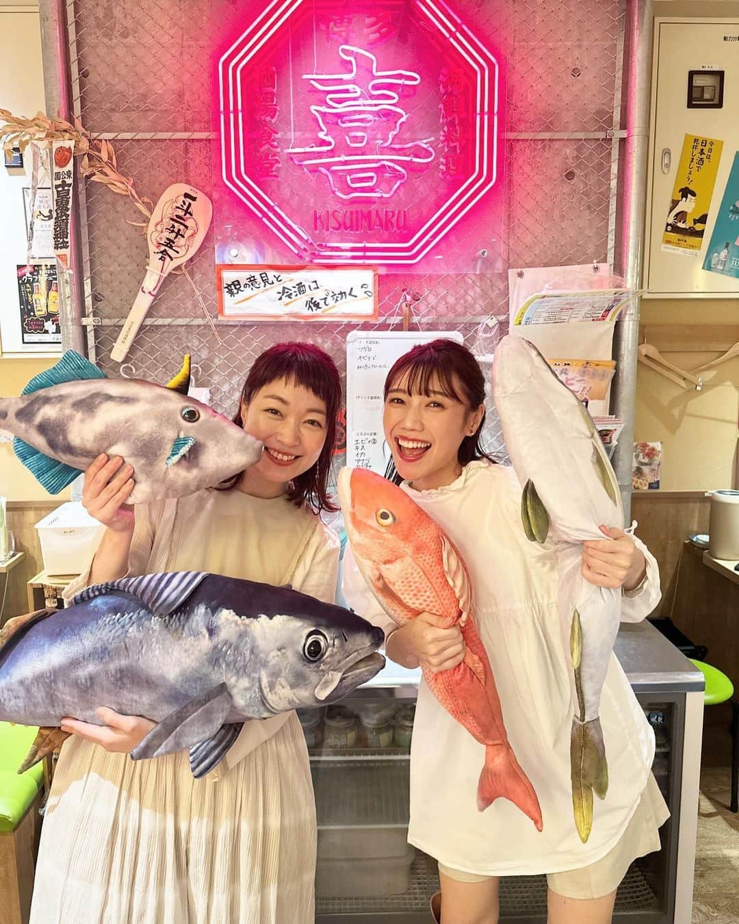 黒田りさのインスタグラム：「🐟 今年も福岡の美味しいものが集まっている『美味本2024』 明太子食べ放題の定食が人気で、毎朝行列ができている喜水丸さんのページに載っています🥺✨ 私は、明太子やお魚がたっぷり食べられる贅沢どんぶりを頂きました😋🍚🩵締めはお茶漬けなの…！  県外から友達が来たら、朝ごはんにおすすめしているお店🤍 焼き魚もおいしいんだよ〜！ ぜひ、美味しいお魚と明太子が食べたい時に行ってみてください🥢  そして、美味本も書店やコンビニでみつけたらゲットして下さいね🤍  #福岡グルメ#美味本#美味本2024#喜水亭#喜水丸#福岡明太子#福岡朝ごはん#福岡居酒屋#福岡ランチ#博多グルメ#博多ランチ#福岡名物#福岡海鮮#くろりさもぐもぐシリーズ」