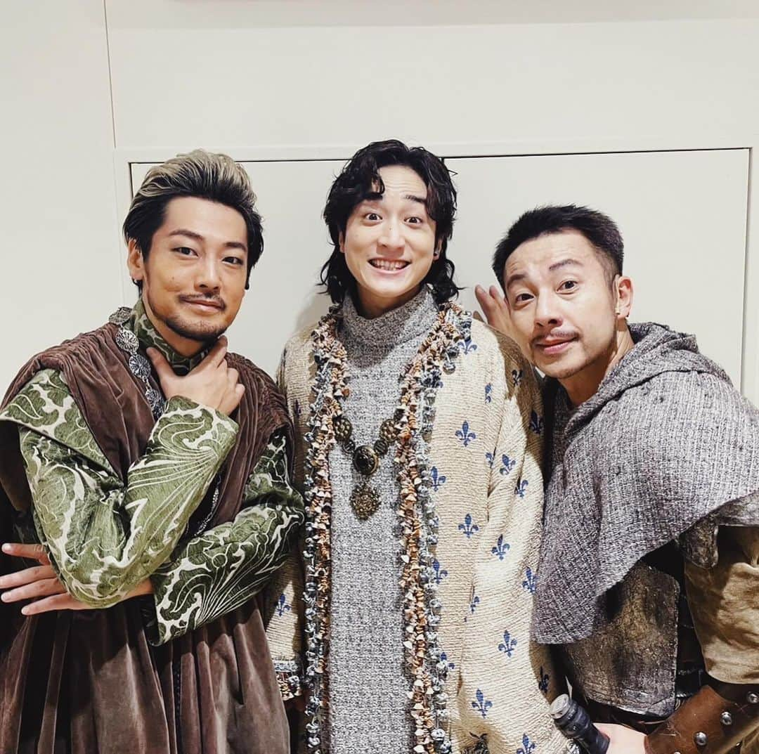 小関裕太さんのインスタグラム写真 - (小関裕太Instagram)「舞台 #ジャンヌダルク  毎日沢山の拍手、歓声をいただけて嬉しい。  東京も残すところ4日間！ 客席もダイナミックにフルで駆け巡る演出なので 出演者は筋肉的に相当大変ですが、 公演毎に士気が高まります。僕も本当にパワーもらう。  東京が終わると大阪がありますが！  この3人で  トークショー付きの追加公演があります！（笑）  不思議な3人（笑） 舞台上で絡むことが0のこのメンバーでどんな会話が生まれるか。 12/24 クリスマスイブという日にぜひ楽しみにしててください🎄」12月13日 11時07分 - yuta_koseki_68