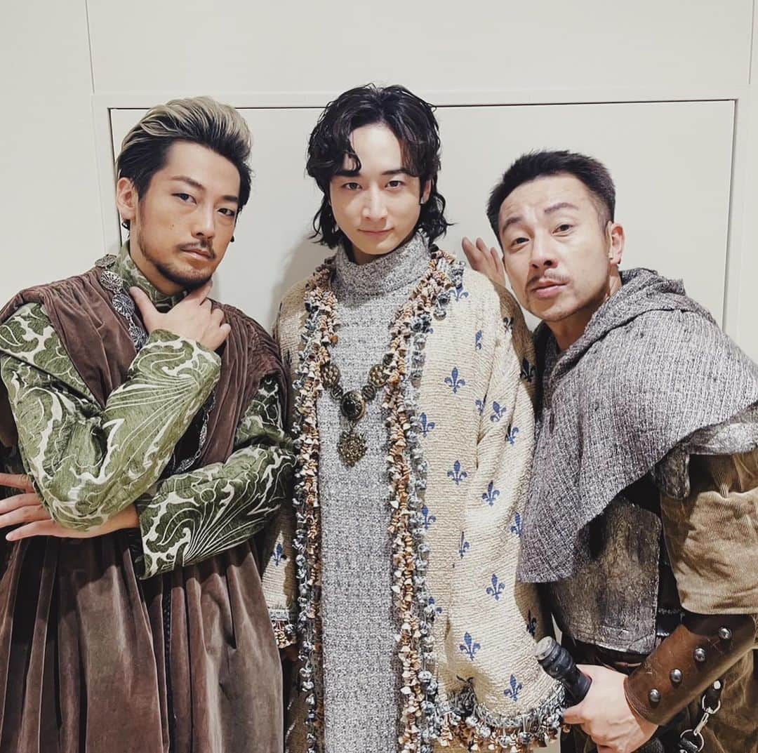 小関裕太のインスタグラム：「舞台 #ジャンヌダルク  毎日沢山の拍手、歓声をいただけて嬉しい。  東京も残すところ4日間！ 客席もダイナミックにフルで駆け巡る演出なので 出演者は筋肉的に相当大変ですが、 公演毎に士気が高まります。僕も本当にパワーもらう。  東京が終わると大阪がありますが！  この3人で  トークショー付きの追加公演があります！（笑）  不思議な3人（笑） 舞台上で絡むことが0のこのメンバーでどんな会話が生まれるか。 12/24 クリスマスイブという日にぜひ楽しみにしててください🎄」