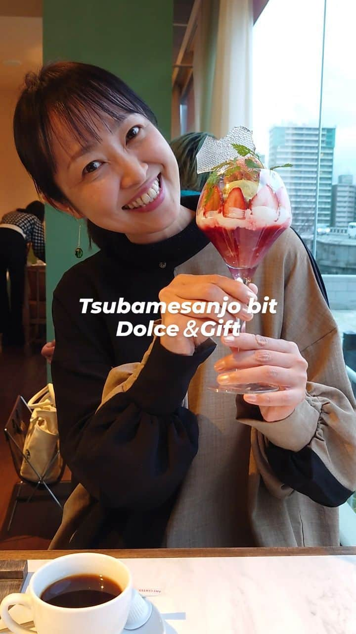 伊勢みずほのインスタグラム：「大人気イタリア料理店のBitさんが萬代橋の袂にまたまた素敵なカフェをまもなくオープン✨  マスコミレセプションにおじゃましました🍷  パフェやケーキ、サンドイッチやお食事もあり、ロケーション抜群なのでついつい長居しちゃいそう。  越後姫のパフェ🍓幸せなお味でした。 焼き菓子やケーキ、パンのテイクアウトもできるし ギフト選びも楽しくなりそうです🍰  何よりすごいのは素材からカトラリーまで 全てが新潟県産！！ 県外からのお客さんも喜ぶこと間違いなし✨  ホテルオークラ新潟の真向かいです。 オープンおめでとうございます✨  #tsubamesanjobit #新潟ランチ #新潟カフェ #越後姫のパフェ #レセプション #伊勢みずほ #フリーアナウンサー #pr」