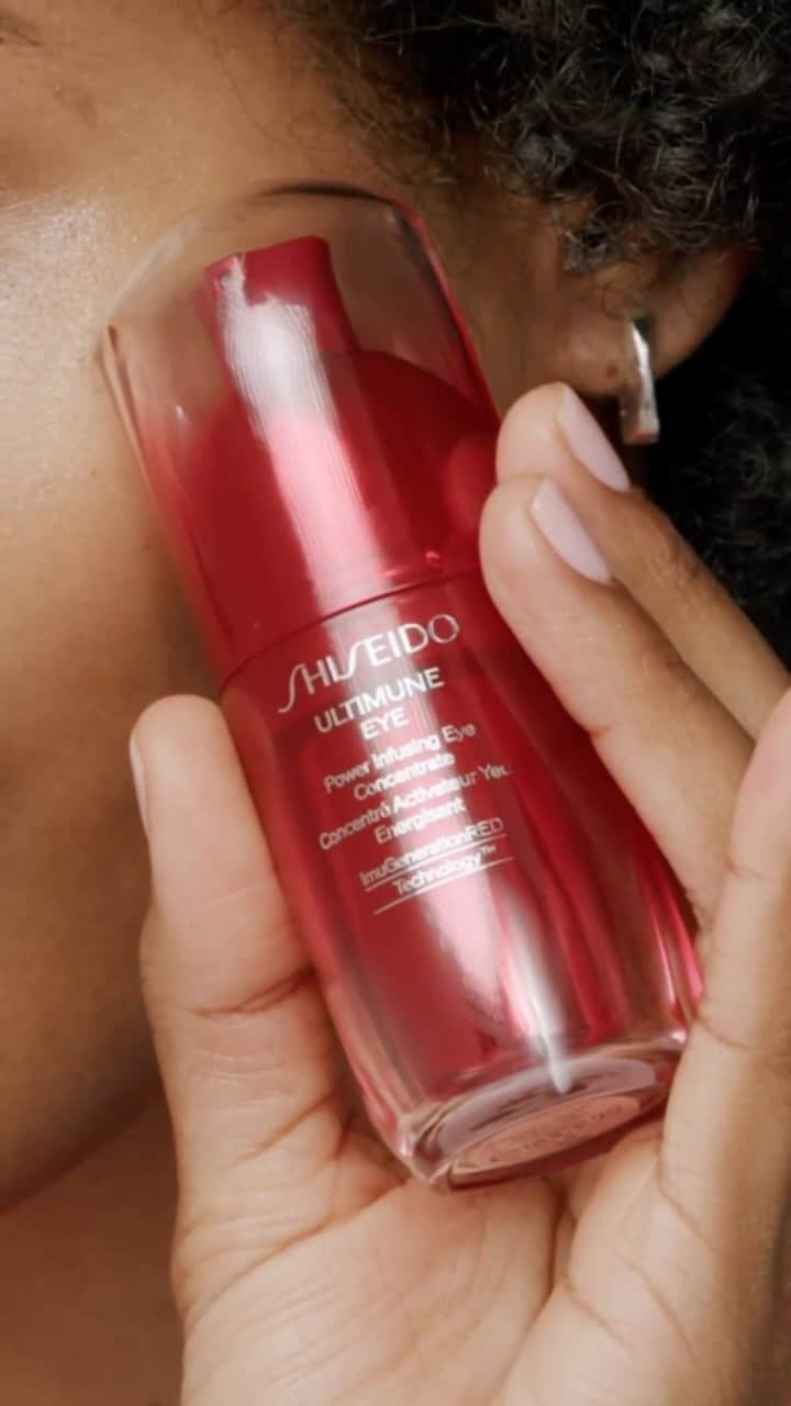 資生堂のインスタグラム：「Give your skin the gift of strength. Ultimune Power Infusing Serum boosts radiance, resilience, and smoothness in just 3 days,* while Ultimune Power Infusing Eye Concentrate visibly diminishes dark circles in 1 week.** #ShiseidoSkincare #ULTIMUNE⁣ ⁣ *Consumer tested by 103 women.⁣ **Tested by 102 women.」