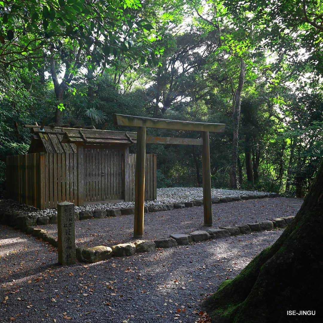 伊勢神宮のインスタグラム：「#伊勢神宮 #神宮 #神社 #心のふるさと #葭原神社 #月読宮 #末社 #神宮125社 #isejingu #jingu #soul_of_japan #japan #jinja #shinto #ashihara_jinja」