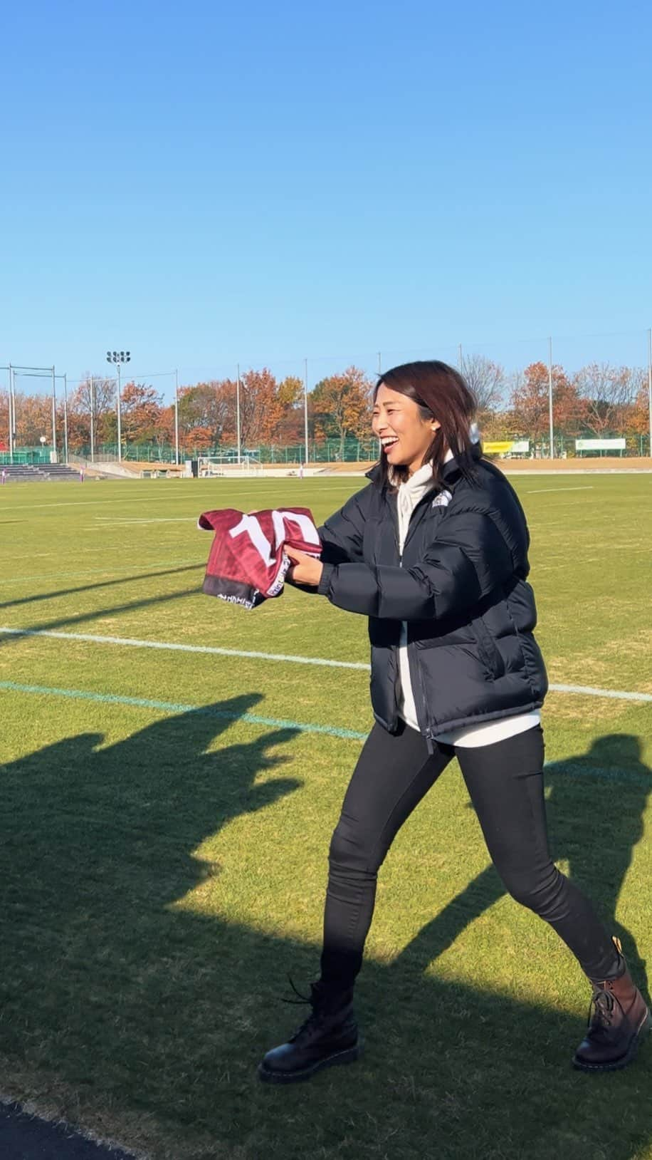 東京フェニックス・ラグビークラブのインスタグラム：「Special Jersey Presentation 🎁 From 田坂 藍さんより✨  長年代表で活躍され日本女子ラグビー界の先頭を走ってきた彼女は東京山九フェニックスに入団してから　 直ぐにチームに馴染み、みんなから慕われ、姉・お母さん的存在でした。 選手としてもマネージャーとしても大いに貢献していただきました。 藍さんの愛で救われた選手も多いはずです。  そんな藍さんから貰ったジャージで先週末の試合は最後までチーム一丸となって戦うことが出来ました。  Thank you AI 🩷🫶🏼  #東京山九フェニックス #女子ラグビー #ラグビー #tokyosankyuphoenix  #rugby #japan rugby」