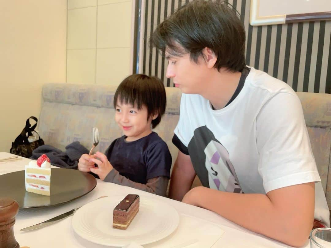 川崎希さんのインスタグラム写真 - (川崎希Instagram)「ダディー大好きなカゲトラ👦🏻🍰✨  コミコン終わりにホテルでデザート食べたよ💕 このケーキ、スーパーショートケーキって言うらしい  #パパっ子  #コミコン2023 #SATSUKI #スーパーショートケーキ」12月13日 11時04分 - kawasakinozomi