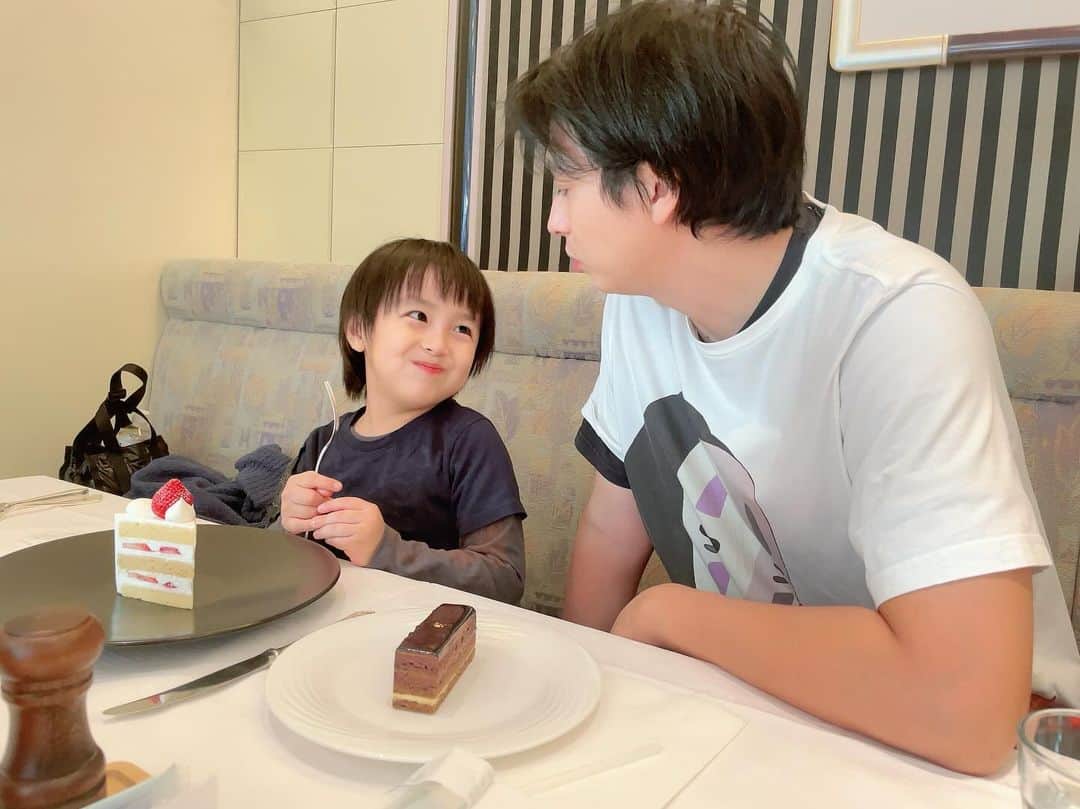 川崎希のインスタグラム：「ダディー大好きなカゲトラ👦🏻🍰✨  コミコン終わりにホテルでデザート食べたよ💕 このケーキ、スーパーショートケーキって言うらしい  #パパっ子  #コミコン2023 #SATSUKI #スーパーショートケーキ」