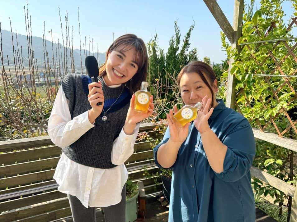 佐藤由季さんのインスタグラム写真 - (佐藤由季Instagram)「大好きが溢れちゃった😍 一昨日のbayfmプレシャスレポートは 自家製酵母のパンとお菓子のお店 #ラルジュ から大好きな小林さんと生中継 相思相愛なので🤭 阿吽の呼吸でのレポートでした🎤  bayfm公式通販サイト #78STORE  @78store_official でもお馴染みのお店✨ 南房総の豊富な果物や野菜を使用して作って 下さる #さとみパンや #さとみおやつ は 私も個人的にオーダーしてしまう程大好き♡ 正直どれもオススメで選べないのですが🤭 レポートでご紹介していただいた オススメ商品は…  🌟シュトーレン  ラルジュさんのシュトーレンは ドライフルーツがごっろごろ贅沢に入って いて、ラム酒によ〜く漬け込んであるから 味の馴染みも良いんです🥰 パン生地ももちっとぎゅっと！ 甘みも程良いのでどんどん食べ進めちゃう！ シュトーレンを普段はあまり食べない夫も これなら食べられる！と 我が家でもハマっています🤭 ※78STOREでは12/20までの期間限定販売  🌟ウコンジンジャーシロップ 大人気のラルジュさんのジンジャーシロップ に、まさかウコン味まで出るとは😳 正直、最初は恐る恐る…でしたが😅 まずはヨーグルトに入れてみてびっくり！ 合う！！味が馴染んでくれる！！ こんなに自然にウコンが取り入れられる ことに驚きました🫢 しかも、この日に作っていただいていた 季節の野菜のホワイトシチューに ウコンジンジャーシロップを入れて 更に煮込むと、、、 おいしーーーーーい😍 これまた相性抜群👍 ウコンの香りがほんのりきたかと思ったら まろやかに味が馴染んで 最後にジンジャーのピリリと程良い甘み ウコン✖️ジンジャーで身体も温まりそう🥰 騙されたと思って是非試していただきたい！ ※78STOREで発売されたばかりの新商品  他にも、個人的には、、、 #カヌレ #あんバターサンド #メロンパン  もオススメだなぁ〜 あ！ジンジャークッキーやグラノーラも😍 …止まらないラルジュ愛でした❤️ 今回も沢山のおもてなしとお心遣いを 本当にありがとうございました🥹🙏 #大好き ❤️  #bayfm  #アンナミラクル  #プレシャスレポート  #さとみシリーズ  #自家製酵母パン #お菓子  #ジンジャーシロップ  #お料理の幅が広がる  #シュトーレン  #大ファン  #フリーアナウンサー  #佐藤由季  #小林さんのお母様も素敵な方 ✨ #まるで親戚の家に来た感覚 🤭 #スタッフSさんといつも大興奮 😍 #帰り際にオーダーも 🍞 #道の駅 #富楽里とみやま でもしっかりお買い物🎶」12月13日 11時09分 - yukisato0710