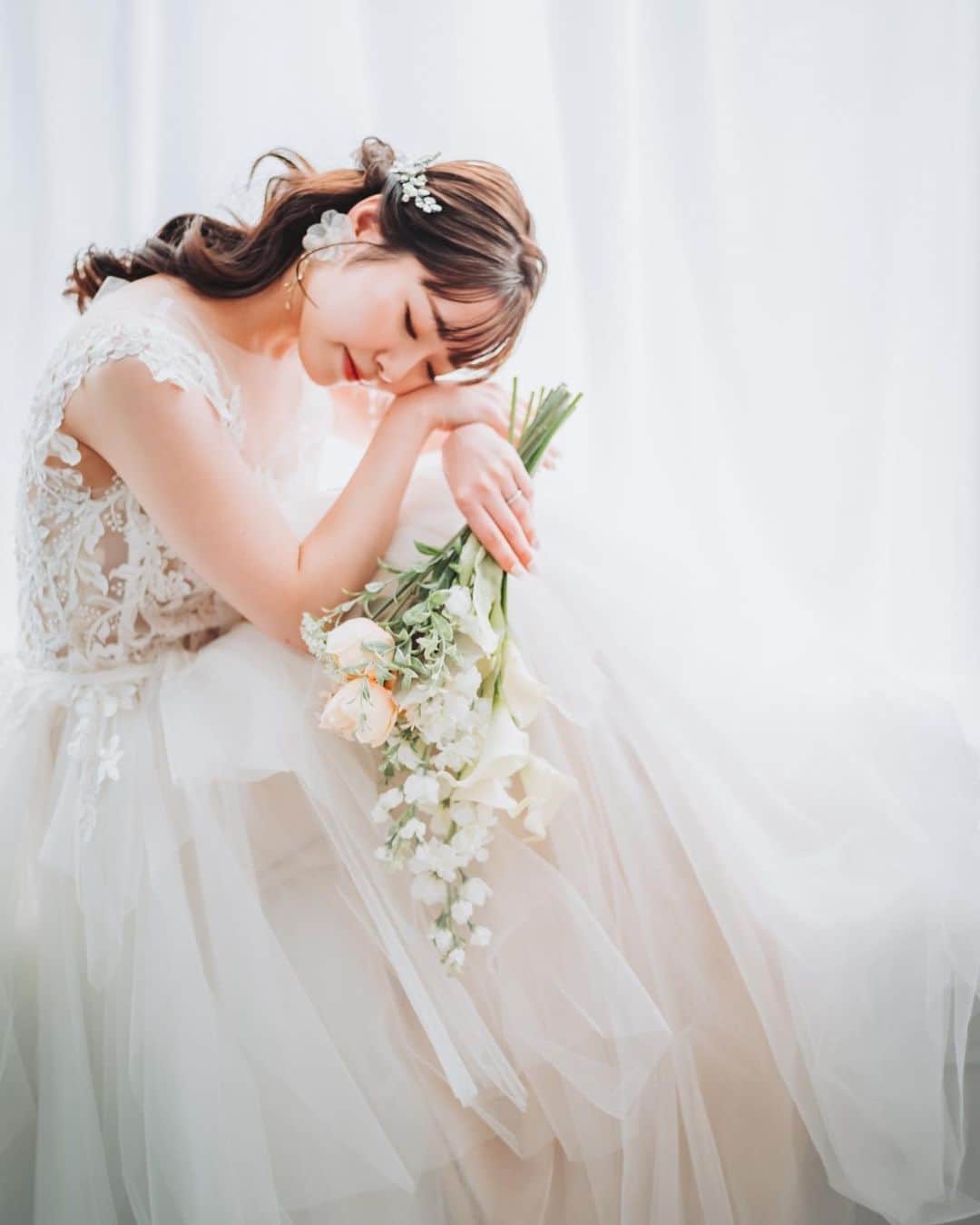 仲道雄大のインスタグラム：「【アトリエ ルルッカ】 . . @atelier_rulucca  . 💄@ebibi.hairmake  . . . . . . #ウェディングフォト  #weddingdress  #スタジオフォト #ウェディングドレス #wedding #weddingphotography #東京駅前撮り  #丸の内前撮り」