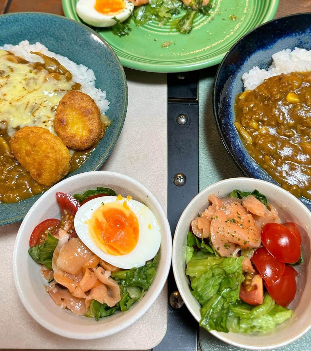 西山茉希さんのインスタグラム写真 - (西山茉希Instagram)「我が家のカレーはひ、ひ、ひき肉です🍛 冷凍庫にいたコーンと、野菜室にいた舞茸を参加。 シンプル派と、焼きチーズ派に分かれる姉妹👭 カリッと揚げたてナゲットトッピングして完🎶  #西山食堂 #ひき肉主役カレー #スモークサーモン楽しむチョレギ風サラダ  お楽しみ食感にウインナーも入れたら、 勝手にスペシャルカレーだと喜んでくれたオマケつき🎁 ありがたき幸せ👩‍🍳」12月13日 11時13分 - maki.nshiyama50