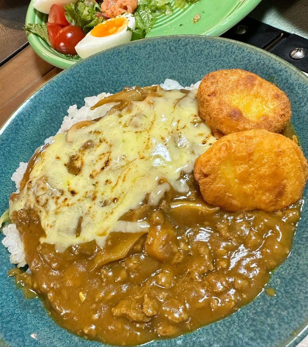 西山茉希さんのインスタグラム写真 - (西山茉希Instagram)「我が家のカレーはひ、ひ、ひき肉です🍛 冷凍庫にいたコーンと、野菜室にいた舞茸を参加。 シンプル派と、焼きチーズ派に分かれる姉妹👭 カリッと揚げたてナゲットトッピングして完🎶  #西山食堂 #ひき肉主役カレー #スモークサーモン楽しむチョレギ風サラダ  お楽しみ食感にウインナーも入れたら、 勝手にスペシャルカレーだと喜んでくれたオマケつき🎁 ありがたき幸せ👩‍🍳」12月13日 11時13分 - maki.nshiyama50