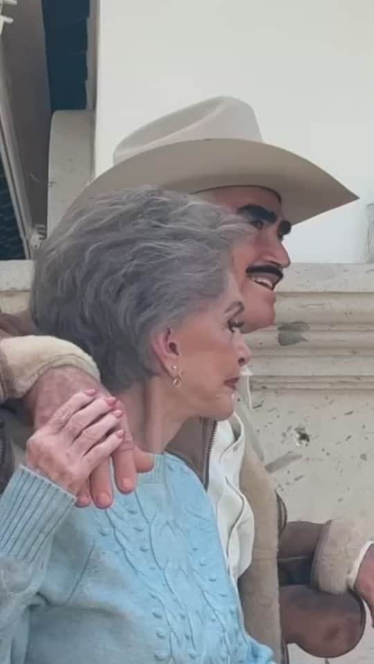 Primer Impactoのインスタグラム：「❤️ Así fue la conmovedora reacción de doña ‘Cuquita’ al ver una figura hiperrealista de Vicente Fernández que fue presentada durante la conmemoración de los dos años de la muerte del cantante.  Reporta @ahtziricardenas  📺  Más en Primer Impacto a las 5pm/ 4C de lunes a viernes por @univision   #vicentefernandez #tributo #jalisco #música #primerimpacto」