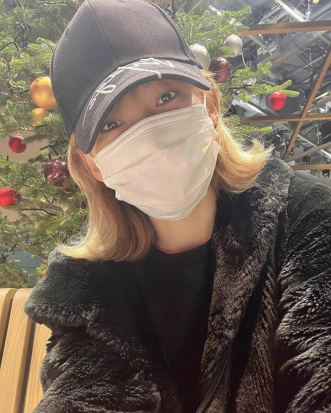 庄毛安那のインスタグラム：「本日TikTok ALL STARS！！  今日という日を迎えられて嬉しい。 1年間目指してきた場所へ  今日のステージの為に、共に楽曲制作してくれた内藤 忙しい中曲を更にカッコよくしてくれた大石くん 今回のテーマに合わせて衣装を用意してくれたあつみちゃん ヘアメイクのさなえちゃん 社長、ありがとう。 全てに当たり前なんてない。 いつも沢山の人の力があるからこそ圧ねぇのステージがある。  そして切磋琢磨しながらも、思いやり、分かち合い理解してくれるクリエイターや仲間にありがとう！  そして何より！！ 圧ねぇを応援してくれている全ての人に 「ありがとう！」 今日はみんなに圧ねぇを応援して良かったと思っていただけるステージがしたいし、TikTok LIVEは最高だと！ 思って頂けるような日になるといいな！  TikTokのお陰で、この1年圧ねぇというクリエイターがどれだけ成長できたと思うと幸せで朝から涙が溢れてきます。  感謝の気持ちを爆発させてきます🔥  今日という日をみんなで楽しみましょう❣️よろしくお願いします🙇  17:00〜TikTok LIVE Japan公式をご覧下さい！  https://www.tiktok.com/@tiktok_live_japan?_t=8i8ZzDd0Pw2&_r=1」