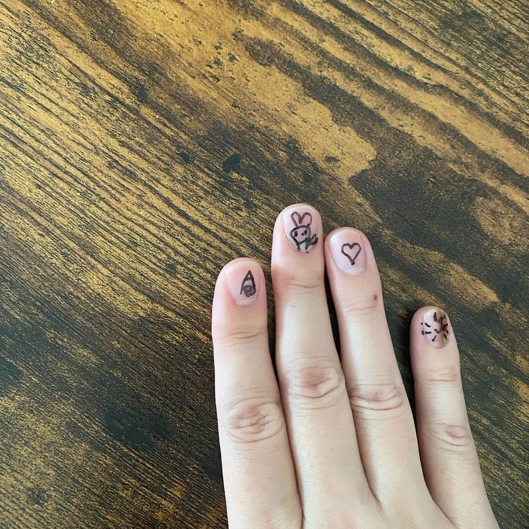 横峰沙弥香さんのインスタグラム写真 - (横峰沙弥香Instagram)「頑張ってるおててに世界一可愛いネイルしてもらった😆 まめとゆめこが珍しく体調を崩し、週明けからお休みが続いていてなかなかにハードですが 気分上がる〜  #まめちゃん #ゆめこ #絵日記 #イラスト #procreateapp #ipadpro #applepencil   手の生活感をいじられがちで、少しコンプレックスがあったのですが今日は自分の手を見るたびに幸せな気持ちになれます🔥」12月13日 11時37分 - sayakayokomine