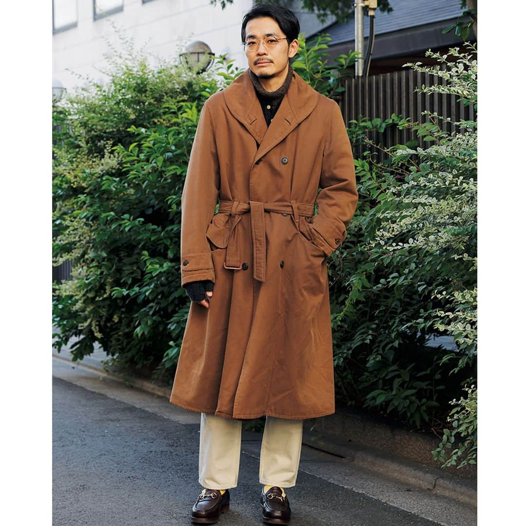 UOMOさんのインスタグラム写真 - (UOMOInstagram)「【大人の冬服】おしゃれな大人の「ロングコート」正解着こなし4選  気づけば師走、急に気温が下がってきた。12月、何を着ればいいんだっけ…？　UOMOスナップ常連たちの冬のスタイリングに密着。  1.並木一樹さん（美容師） Coat: COMOLI Pants: COMOLI Bag: NICENESS  今季購入のコートは滑らかなウールカシミヤで上品な印象。「エレガントすぎないよう、パンツやシューズで抜け感を」。  2.佐藤佑樹さん（Cale デザイナー） Coat: CALE Pants: CALE Scarf: MALO  ベージュのコートとグリーンのマフラーはどちらもカシミヤ素材。小物は黒で揃えてシックに魅せる。  3.渡邉秀嗣さん（バリスタ） Coat: GIORGIO ARMANI Pants: THE ROW Gloves: AUGUSTE-PRESENTATION  ’90sのアルマーニのコートをエクリュのジーンズで上品にまとめ、ニットの手袋やイエローのソックスで遊びを。  4.古明地拓朗さん（フリーランスPR） Coat: HEUGN Pants: USED Glasses: YUICHI TOYAMA.  「モーターサイクルコートが好きで今季はユーゲンを」。古着の軍パンとマルジェラのタビシューズが絶妙。  #ロングコート #正解着こなし #スナップ #uomo #uomo_magazine #webuomo」12月13日 12時00分 - uomo_magazine