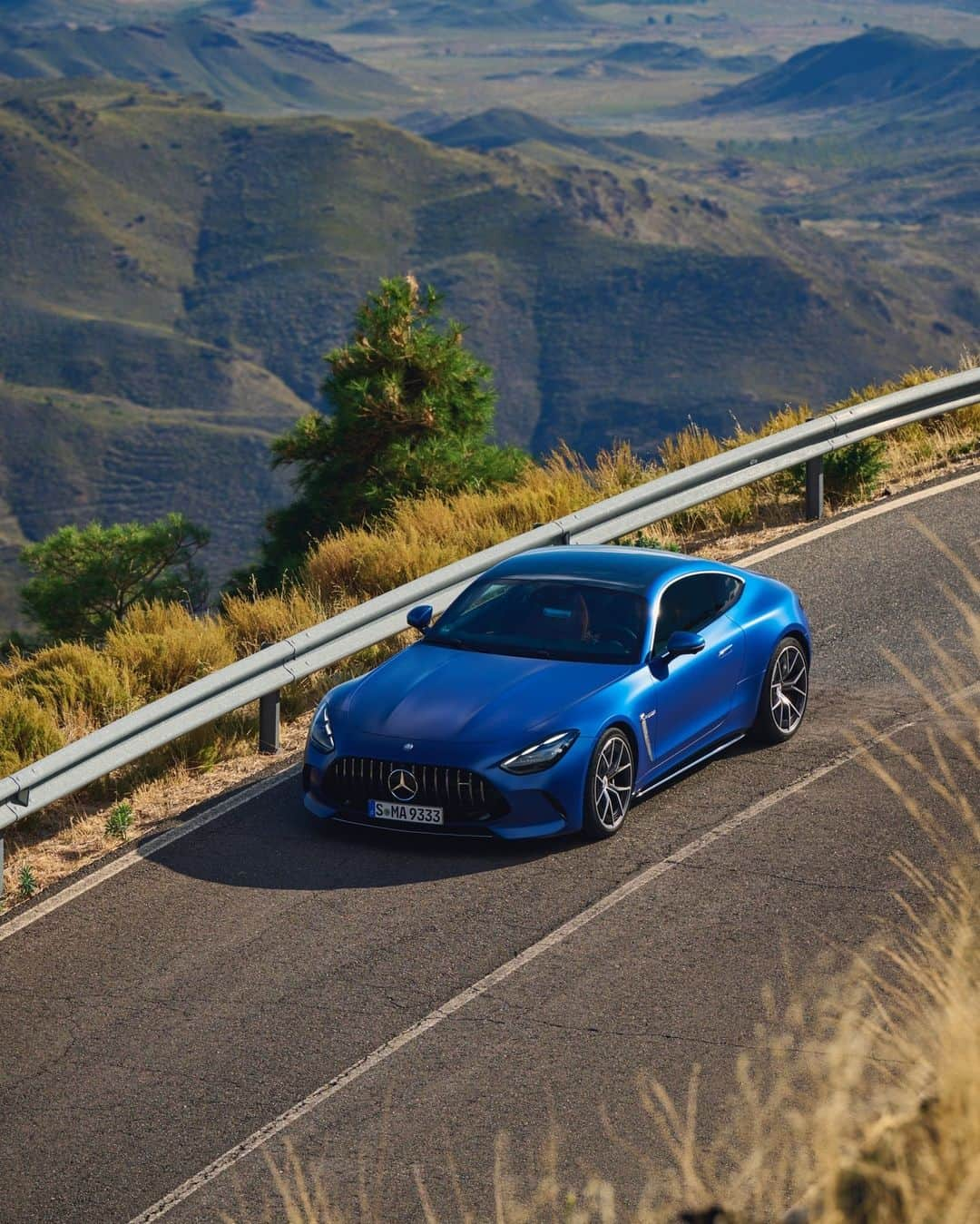 メルセデス・ベンツさんのインスタグラム写真 - (メルセデス・ベンツInstagram)「Some days are just tailor-made for driving – start your engine!   #MercedesBenz #MercedesAMG #GT  [Mercedes-AMG GT 63 4MATIC+ | WLTP: Kraftstoffverbrauch kombiniert: 14,1 l/100 km | CO₂-Emissionen kombiniert: 319 g/km | mb4.me/DAT-Leitfaden]」12月13日 12時00分 - mercedesbenz