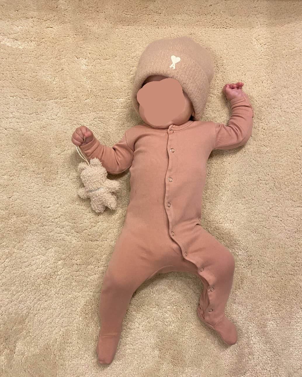 平木愛美のインスタグラム：「baby boy 🧸💗💗  ねえねのお洋服に、マミーのニット帽。 着せられboy🥹🪞 可愛い。。。」