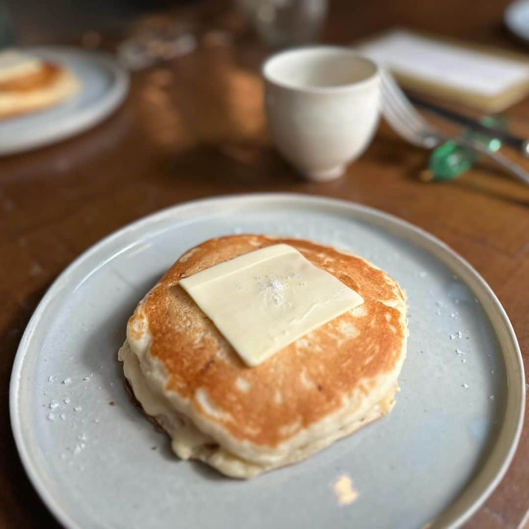 栗原友さんのインスタグラム写真 - (栗原友Instagram)「先日宿泊した @log_onomichi のお食事は、細川亜衣さんが監修。夜も朝も全てのお料理が素晴らしく、思い出に残るメニューでした。 レストラン内が暗くてお料理が見えないのが非常に惜しい。周りに他のお客様がいなかったので思わず携帯のライトを照らしてしまったけど、細川さんの緑のスープはとても深い緑色で美しかったです。真っ白の世界のお鍋も美味しかった。 私の知り合いであいさんの友達、ぜひ伝えて欲しい。 『鬼ゴリ爆裂美味しかったです』と！ 有名な料理家さんの料理を食べる機会はなかなかないものだけど、こんな形で食べることができてとても嬉しかった。そのあと出かけたスナックも凄くたのしかったのであります。」12月13日 11時58分 - kuri__tomo