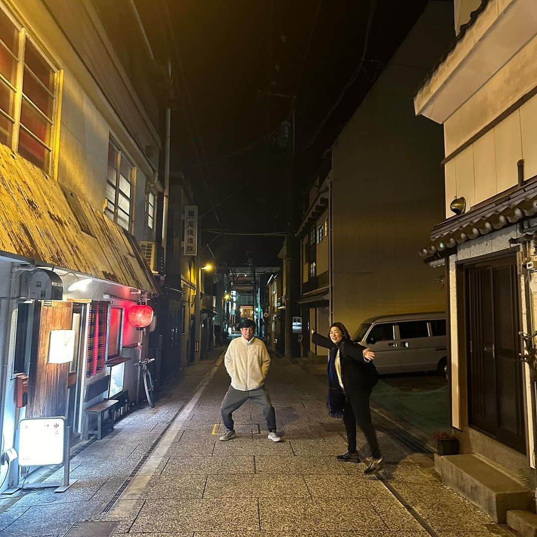 栗原友さんのインスタグラム写真 - (栗原友Instagram)「先日宿泊した @log_onomichi のお食事は、細川亜衣さんが監修。夜も朝も全てのお料理が素晴らしく、思い出に残るメニューでした。 レストラン内が暗くてお料理が見えないのが非常に惜しい。周りに他のお客様がいなかったので思わず携帯のライトを照らしてしまったけど、細川さんの緑のスープはとても深い緑色で美しかったです。真っ白の世界のお鍋も美味しかった。 私の知り合いであいさんの友達、ぜひ伝えて欲しい。 『鬼ゴリ爆裂美味しかったです』と！ 有名な料理家さんの料理を食べる機会はなかなかないものだけど、こんな形で食べることができてとても嬉しかった。そのあと出かけたスナックも凄くたのしかったのであります。」12月13日 11時58分 - kuri__tomo