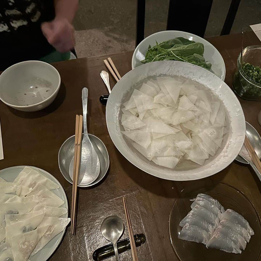 栗原友さんのインスタグラム写真 - (栗原友Instagram)「先日宿泊した @log_onomichi のお食事は、細川亜衣さんが監修。夜も朝も全てのお料理が素晴らしく、思い出に残るメニューでした。 レストラン内が暗くてお料理が見えないのが非常に惜しい。周りに他のお客様がいなかったので思わず携帯のライトを照らしてしまったけど、細川さんの緑のスープはとても深い緑色で美しかったです。真っ白の世界のお鍋も美味しかった。 私の知り合いであいさんの友達、ぜひ伝えて欲しい。 『鬼ゴリ爆裂美味しかったです』と！ 有名な料理家さんの料理を食べる機会はなかなかないものだけど、こんな形で食べることができてとても嬉しかった。そのあと出かけたスナックも凄くたのしかったのであります。」12月13日 11時58分 - kuri__tomo