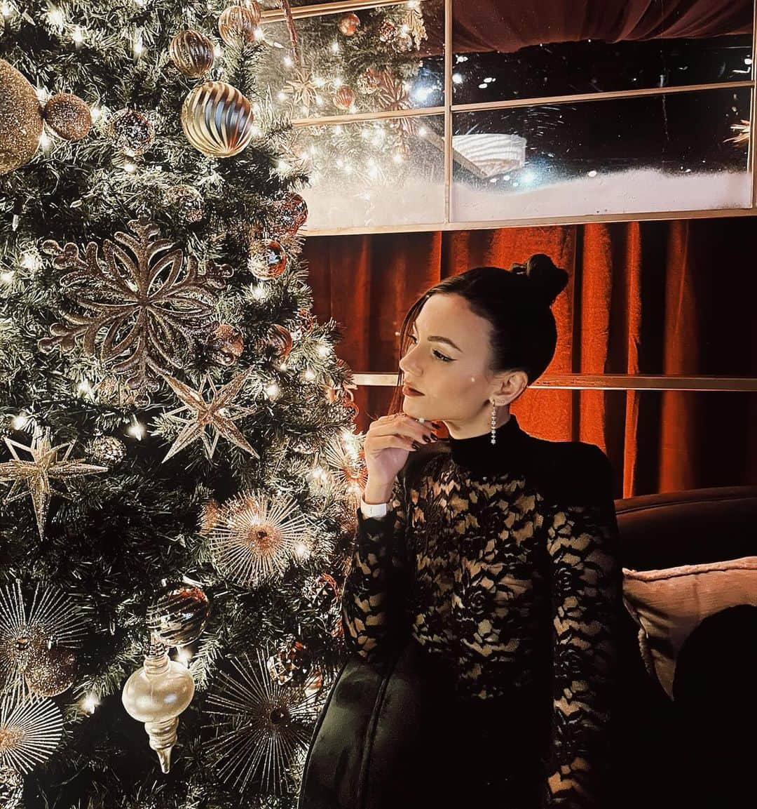 ヴィクトリア・ジャスティスさんのインスタグラム写真 - (ヴィクトリア・ジャスティスInstagram)「I 🖤 the holidays! Wow, @macfarlaneseth , you sure do know how to throw a party. From a full live orchestra, to falling snow… was truly one for the books 🎄」12月13日 12時02分 - victoriajustice