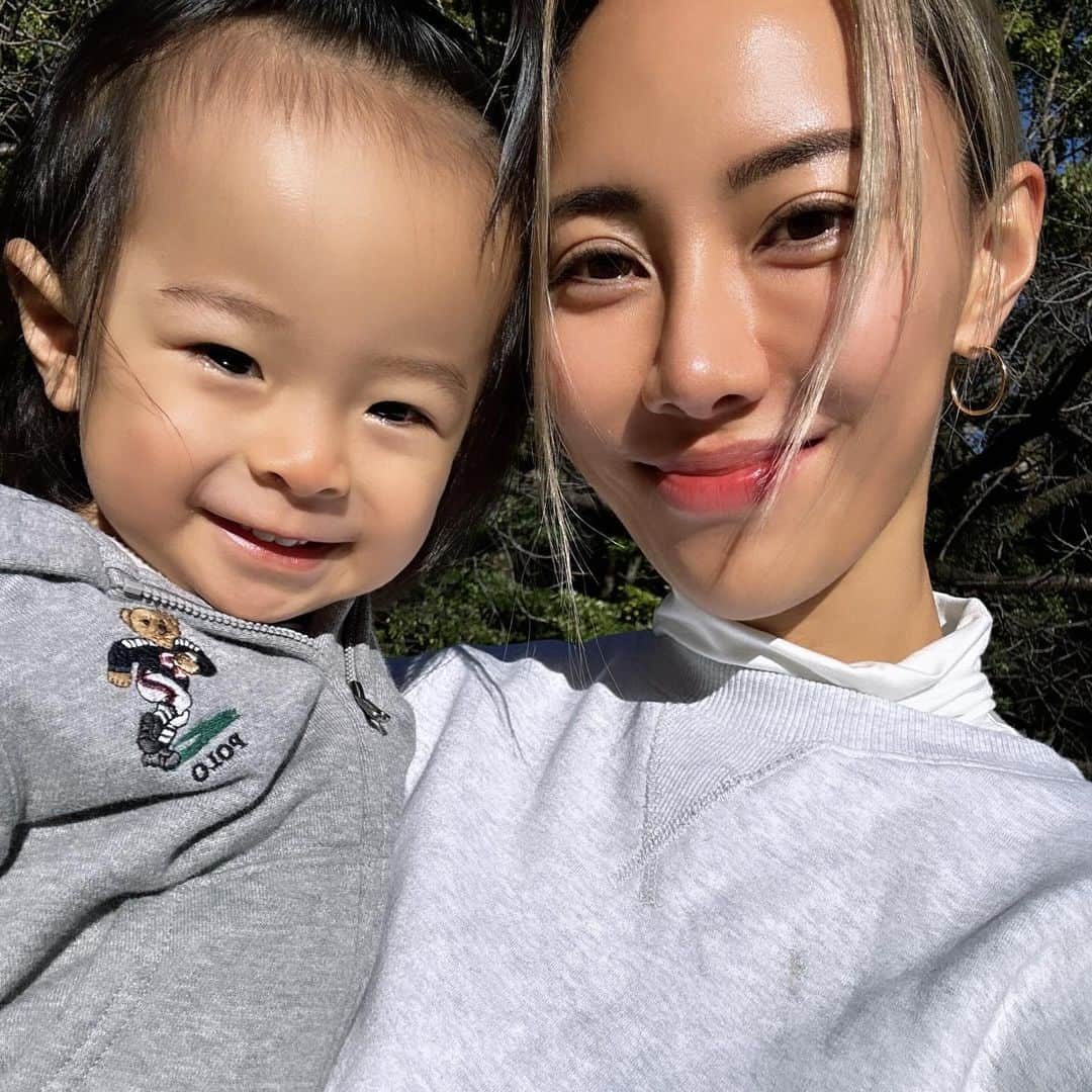 EMIのインスタグラム：「MYLOVE&MAMA❤️  お兄ちゃんに似て人見知りなく いつもニコニコなたーちゃん😘  歩き始めるのは遅かったけど 歩き始めてから早かった！  今は回転するのと走るのがブーム✨✨  全てが愛おしい♡♡  #mylove #mylove #family #myson #mama #息子 #ママ #ママコーデ #宝物」