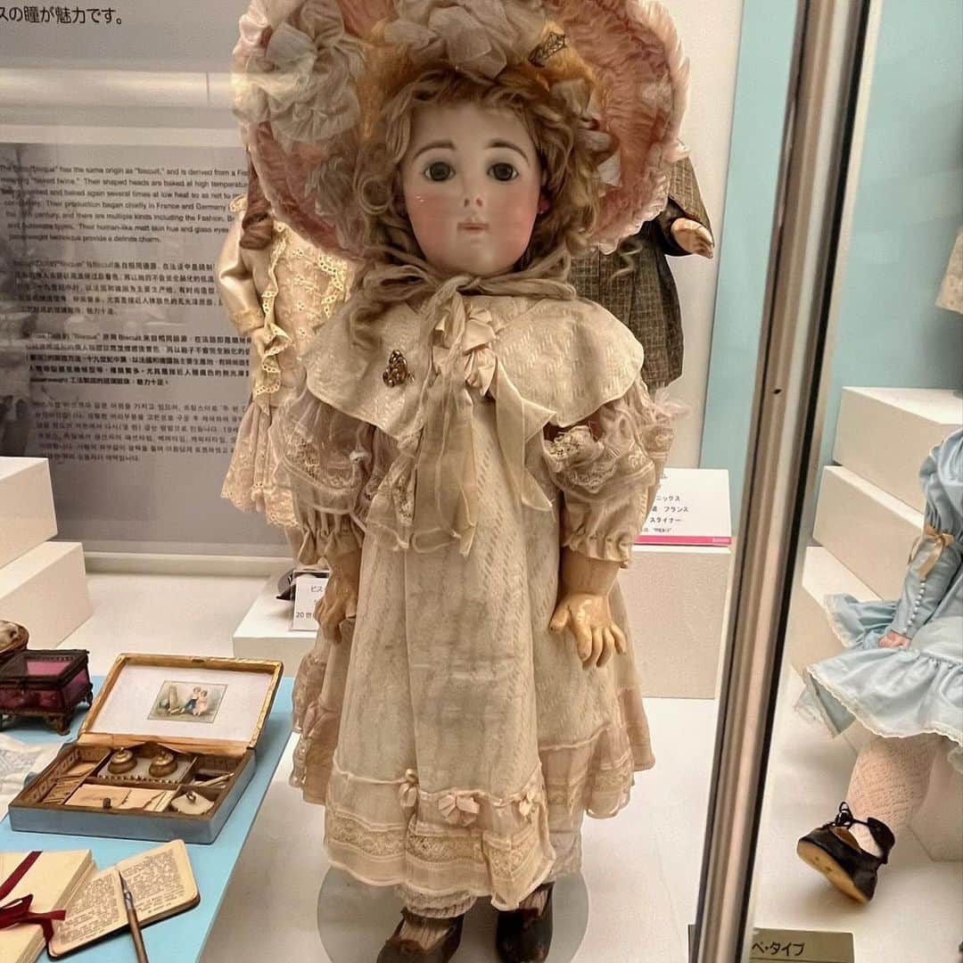 春奈るなさんのインスタグラム写真 - (春奈るなInstagram)「先日、横浜にある"横浜人形の家"様に行って来ました🥰 様々な国や時代のお人形達が展示されていて、あまりにも幸せ空間でした🥹✨ いつの時代のお人形も本当に可愛くて尊さがつめこまれていました✨  そして開催中の"ALICE×DOLL -不思議の国のアリスと人形-"では素敵なフォトスポットもあったよ😳 アリスのお人形や展示物は勿論、 素敵なフォトスポットでアリスの世界に入り込んだような素敵な写真が撮れて楽しかった🥰  #aliceinwonderland  #横浜人形の家」12月13日 12時02分 - lunaharuna_official