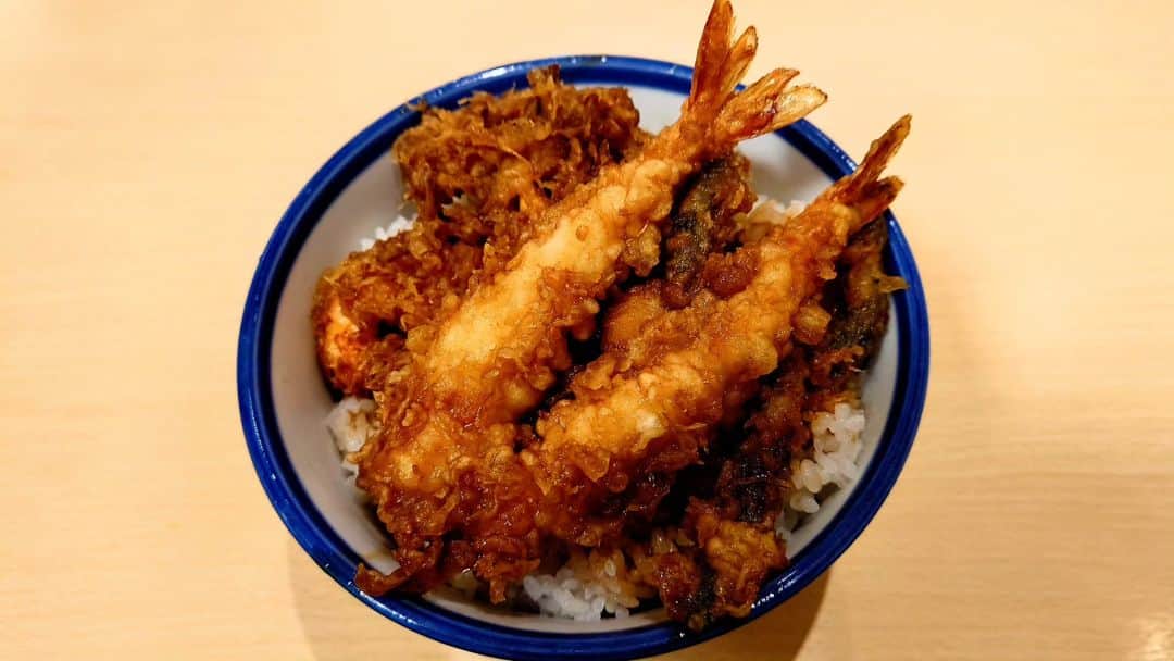 古谷健太さんのインスタグラム写真 - (古谷健太Instagram)「てんやで1番茶色い天丼を食べた。爺さんが食べたら婆さんを呼んで張り倒すだろうなと思うほどに濃い。そして食後の今、この天丼以外全ての食べ物の味が薄く感じる。完全に味覚を支配されてしまった。もう同じ天丼を食べたい。これが東京…！！  #東京」12月13日 12時16分 - koyaken_radio