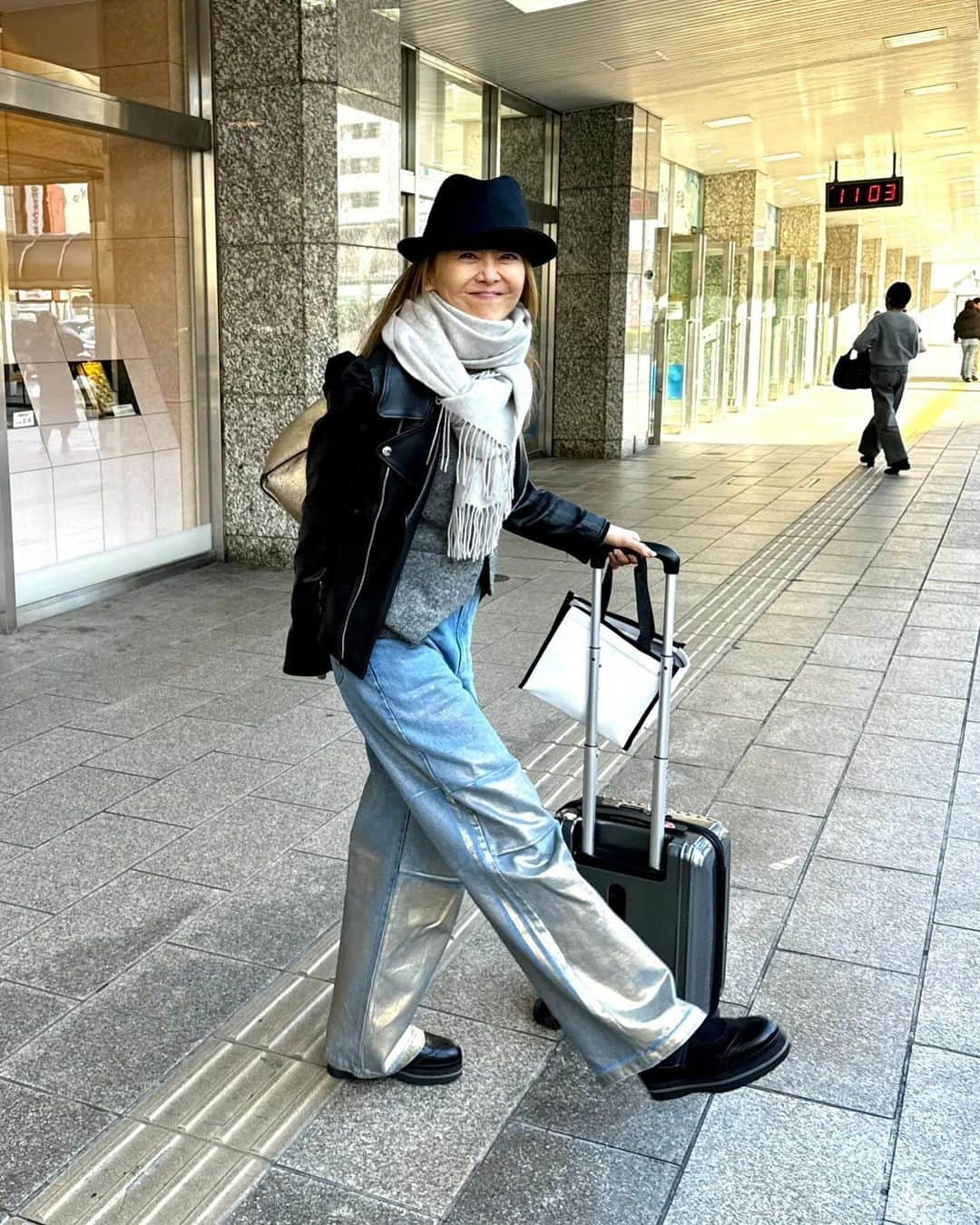 熊谷真実さんのインスタグラム写真 - (熊谷真実Instagram)「東京行ってきます。  寒いのか暑くなるのかわからないから  ちっちゃくたためるダウンも持って。  それでも結構厚着だな。  ライダースね、 肩にヒラヒラレースついてる、 可愛いね  このデニム 東ちづるちゃんに褒められた。  #熊谷真実 #浜松駅から #東京行ってきます #新しい服や昔の服を混ぜてます」12月13日 12時11分 - mami_kumagai310