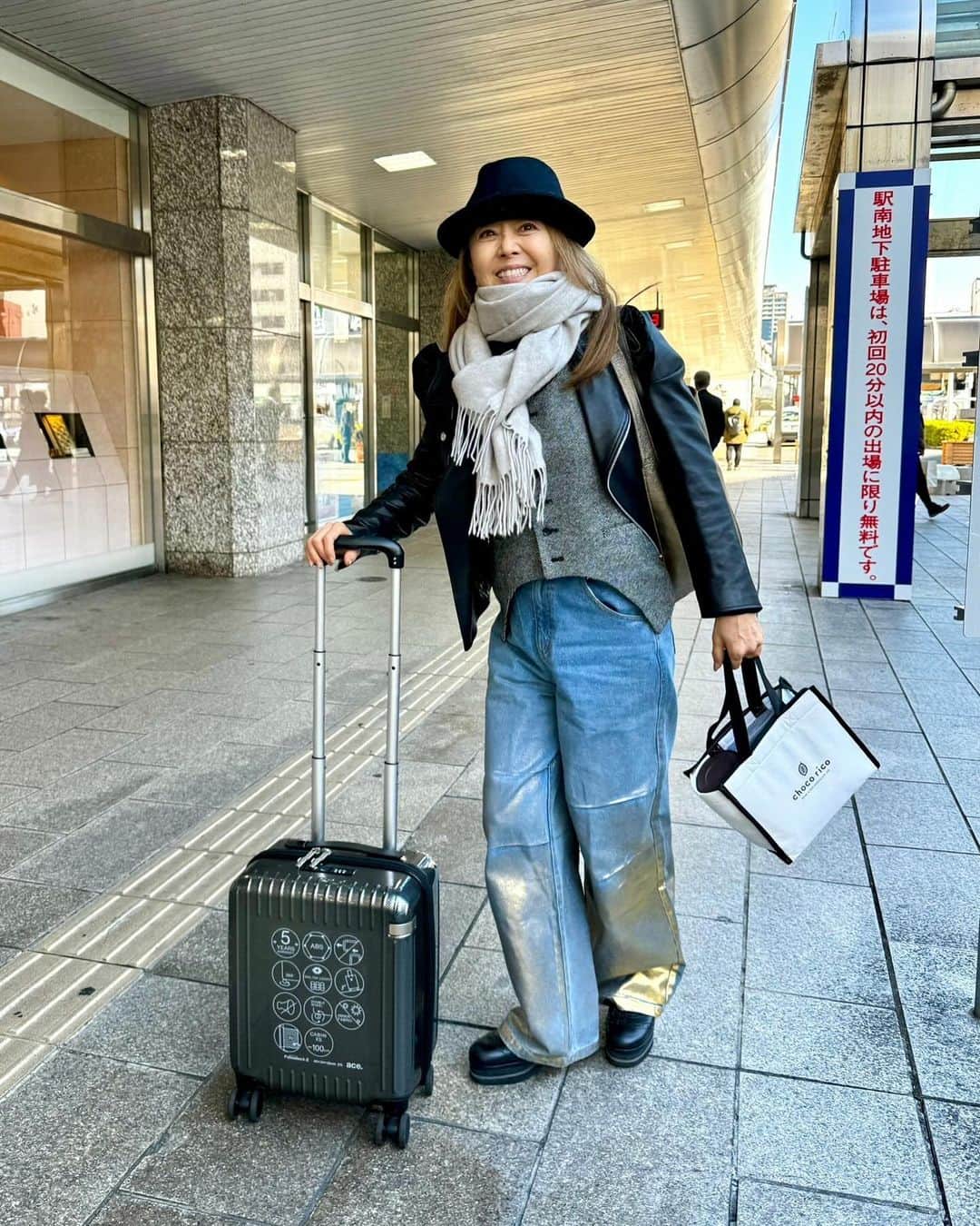 熊谷真実さんのインスタグラム写真 - (熊谷真実Instagram)「東京行ってきます。  寒いのか暑くなるのかわからないから  ちっちゃくたためるダウンも持って。  それでも結構厚着だな。  ライダースね、 肩にヒラヒラレースついてる、 可愛いね  このデニム 東ちづるちゃんに褒められた。  #熊谷真実 #浜松駅から #東京行ってきます #新しい服や昔の服を混ぜてます」12月13日 12時11分 - mami_kumagai310