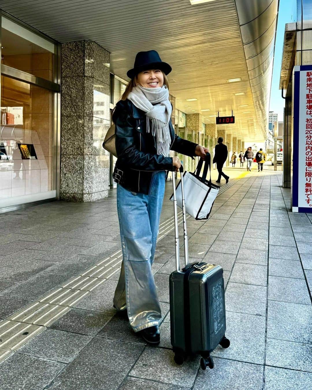 熊谷真実さんのインスタグラム写真 - (熊谷真実Instagram)「東京行ってきます。  寒いのか暑くなるのかわからないから  ちっちゃくたためるダウンも持って。  それでも結構厚着だな。  ライダースね、 肩にヒラヒラレースついてる、 可愛いね  このデニム 東ちづるちゃんに褒められた。  #熊谷真実 #浜松駅から #東京行ってきます #新しい服や昔の服を混ぜてます」12月13日 12時11分 - mami_kumagai310