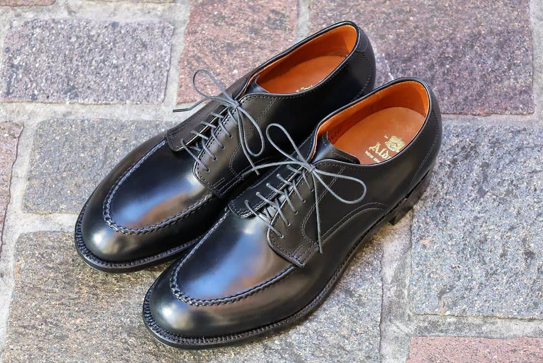 ラコタハウスさんのインスタグラム写真 - (ラコタハウスInstagram)「Alden  Model: 54007 Style: Moc Toe Ox. Material: Calf Color: Black  各種お問い合わせは、プロフィール欄記載リンクのLINEをご利用ください。  #alden #aldenshoes #thelakotahouse #calfleather #オールデン #ラコタハウス #カーフレザー #革靴」12月13日 12時15分 - thelakotahouse