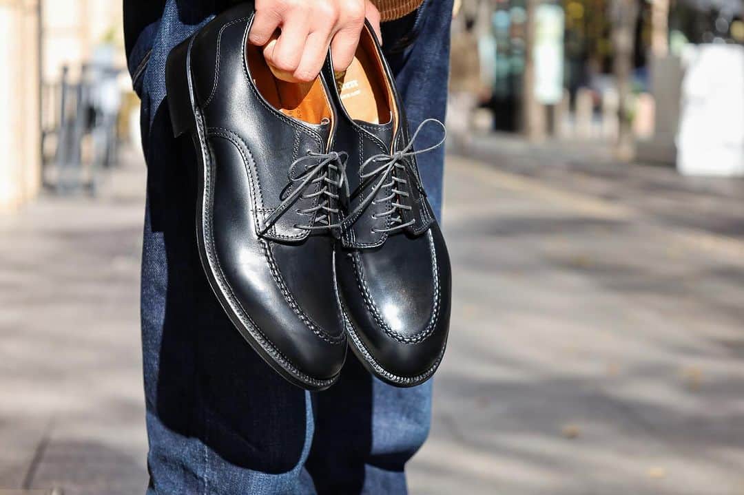 ラコタハウスさんのインスタグラム写真 - (ラコタハウスInstagram)「Alden  Model: 54007 Style: Moc Toe Ox. Material: Calf Color: Black  各種お問い合わせは、プロフィール欄記載リンクのLINEをご利用ください。  #alden #aldenshoes #thelakotahouse #calfleather #オールデン #ラコタハウス #カーフレザー #革靴」12月13日 12時15分 - thelakotahouse