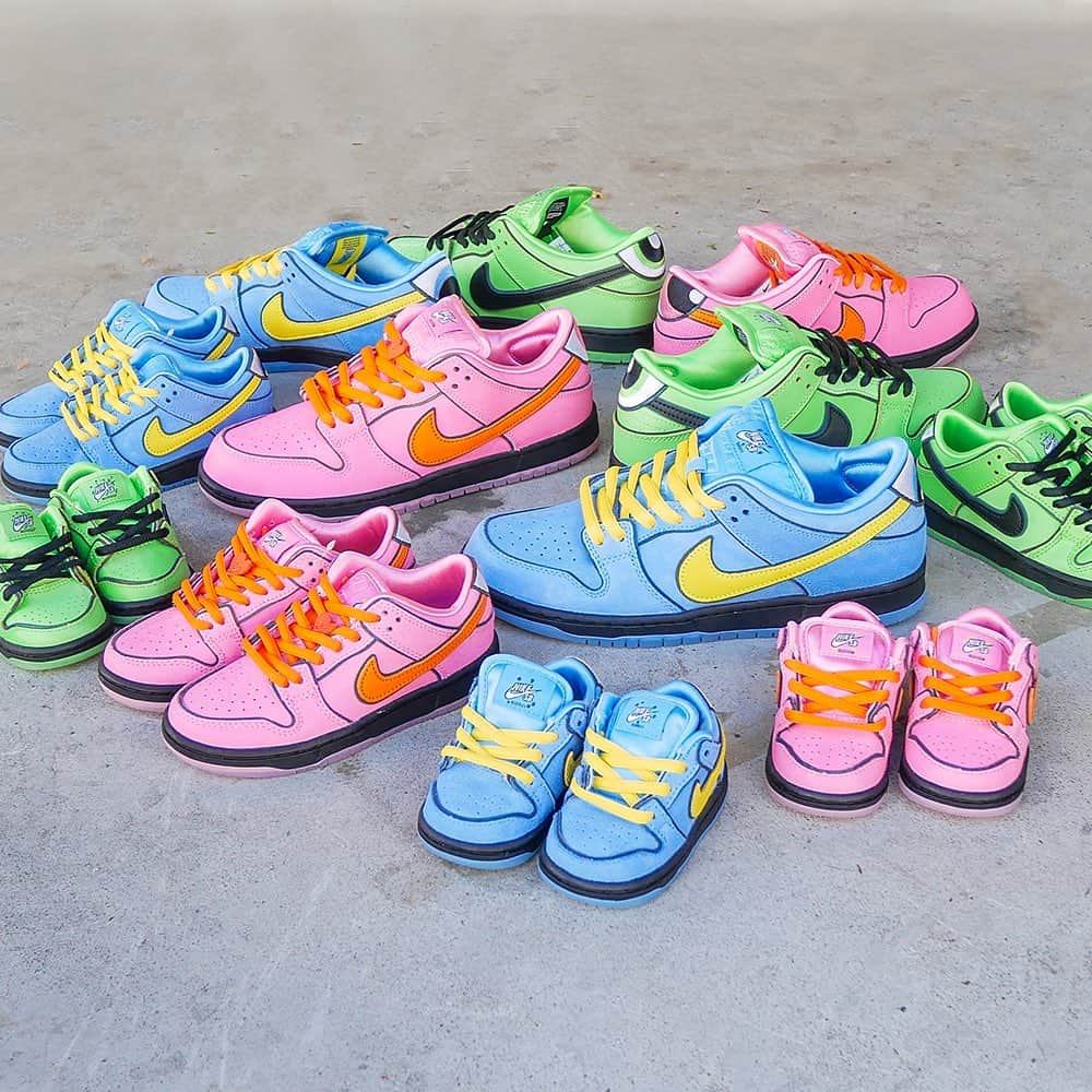 スケートボードのカリフォルニアストリートのインスタグラム：「【NIKE SB / DUNK LOW PRO QS x POWERPUFF GIRLS】  NIKE SB（ナイキエスビー）の定番モデル、DUNK LOW PRO。 カラフルでポップなキャラクター達が悪者を退治していくアメリカのカートゥーン（アニメ）、POWERPUFF GIRLS（パワーパフガールズ）。 世界中で人気のカートゥーンで、メインキャラクター、BLOSSOM、BUBBLES、BUTTERCUP ら3人のイメージカラーをシューズに落とし込んだ限定コラボモデル！ 細部にそれぞれの特徴が反映された特別なモデルになります。 TODDLER（赤ちゃん用）モデル、PRE SCHOOL（子供用）モデル、大人用のモデルが各カラー同時リリース！  こちらの商品は当店で設定した金額以上のご購入履歴のある会員様の中から、抽選したお客様へ商品ページの url と パスワードを12月14日（木）10時、メールにてお送りいたします。お客様の環境によりメールが配信される時間が前後する場合がありますが、ご了承下さい🙏  注)数に限りがありますので、メールが届いても必ずご購入できるわけではありませんのでご注意下さい⚠️  【抽選対象者について】当店のショッピングサイト（www.californiastreet.net）にて会員登録されているお客様で、メールマガジンの購読設定が「可」、NIKE SB に関する情報設定が「はい」になっている方で、当店で設定した金額以上のご購入履歴のあるお客様が抽選対象者となります。ご登録内容はマイページ内、「登録内容の変更・解除」にてご確認下さい。抽選ページはございません。  こちらの商品に関するお問い合わせ等は一切受け付けておりませんので、ご了承下さい。近隣との混乱を避けるため、実店舗での販売は致しません☝🏻  #nikesb #ナイキsb #dunklow #ダンクロー #powerpuffgirls #パワーパフガールズ #skateboard #skateboarding #skater #カリフォルニアストリート #カリスト #スケートボード #スケボー #スケーター #californiastreet #calst」