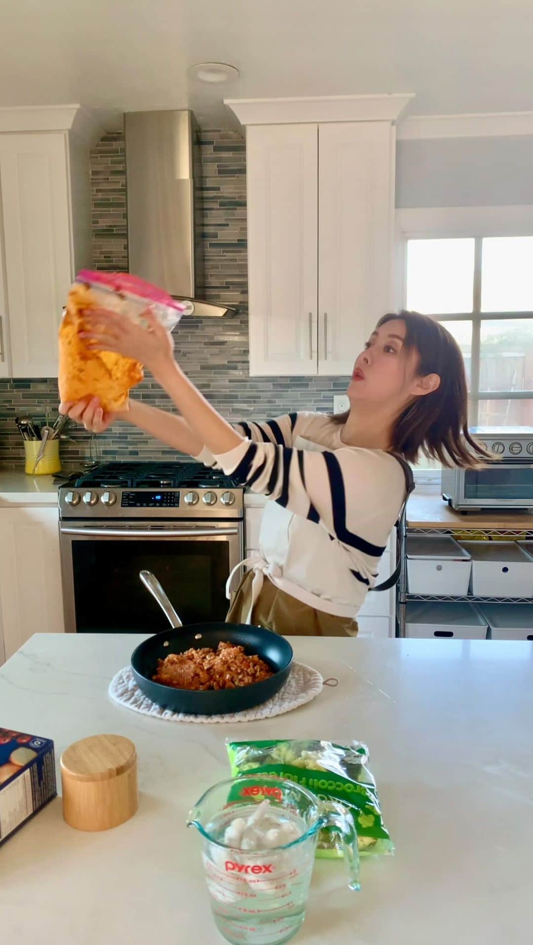 高木りなのインスタグラム：「今日は長男くんと約束したパスタ。以前作って冷凍しておいたミートソースパスタを使いました。あとはお野菜たっぷりのコンソメスープ、海老とブロッコリーのアーリオオーリオ、ポテトサラダ。 오늘은 첫째와 약속했던 파스타! 전에 만들어서 냉동해놨던 미트소스를 쓰고~. 그리고 콘소메스프, 새우 브로콜리 알리오 올리오 볶음, 감자샐러드.」