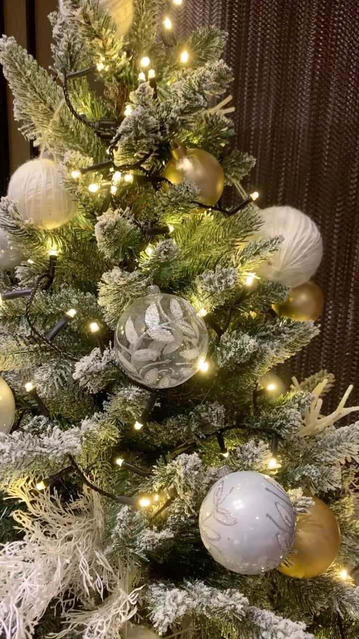 京都タワーのインスタグラム：「*↟⍋*↟ 街中がクリスマス仕様になって、 ワクワクする季節がやってきましたね⛄️✨  京都タワーホテルの8階フロントにて クリスマスツリーを展示しております🎄.*  ご宿泊の記念として、記念撮影はいかがでしょうか📸🎅  #京都タワー#京都タワーホテル#京都ホテル#クリスマス#クリスマスツリー#ホテルクリスマス#Christmas#Xmas#クリスマス装飾 #kyoto #kyototower #kyototowerhotel」