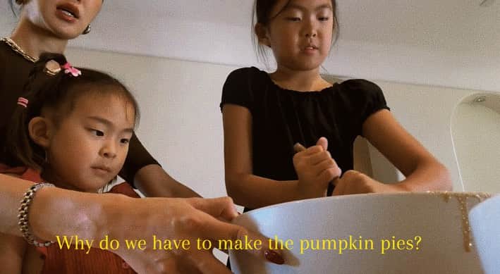 クリッセル・リムさんのインスタグラム写真 - (クリッセル・リムInstagram)「NEW YT VIDEO IS UP- childhood trauma, overcompensating during this time of year, co parenting during the holidays, breaking and making new traditions (like making pumpkin pie…I’m still in denial that my kids don’t like pumpkin pie anymore. I’m going to give it one more shot.) Watch now on the channel and don’t forget to comment and subscribe!  WWW.YOUTUBE.COM/CHRISELLELIM」12月13日 12時31分 - chrisellelim