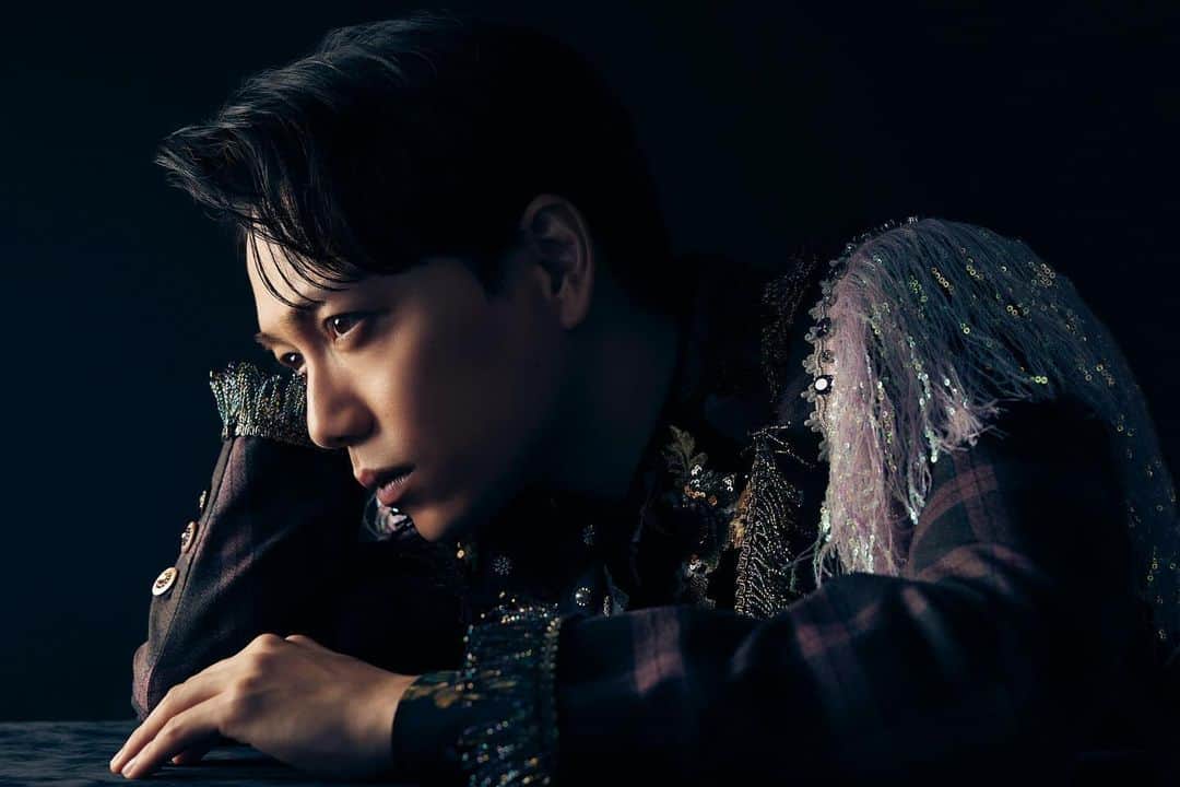 山崎育三郎のインスタグラム：「. 山崎育三郎6年ぶりのオリジナルアルバム 『The Handsome』は劇作家・演出家の根本宗子さんにプロデュースして頂きました！  そして、新アーティスト写真解禁。  『The Handsome』を引っ提げた、全国27カ所30公演 山崎育三郎 全国TOUR 2024『THE HANDSOME』の詳細はコチラからチェックしてみてください。 https://www.ken-on.co.jp/thehandsome/」