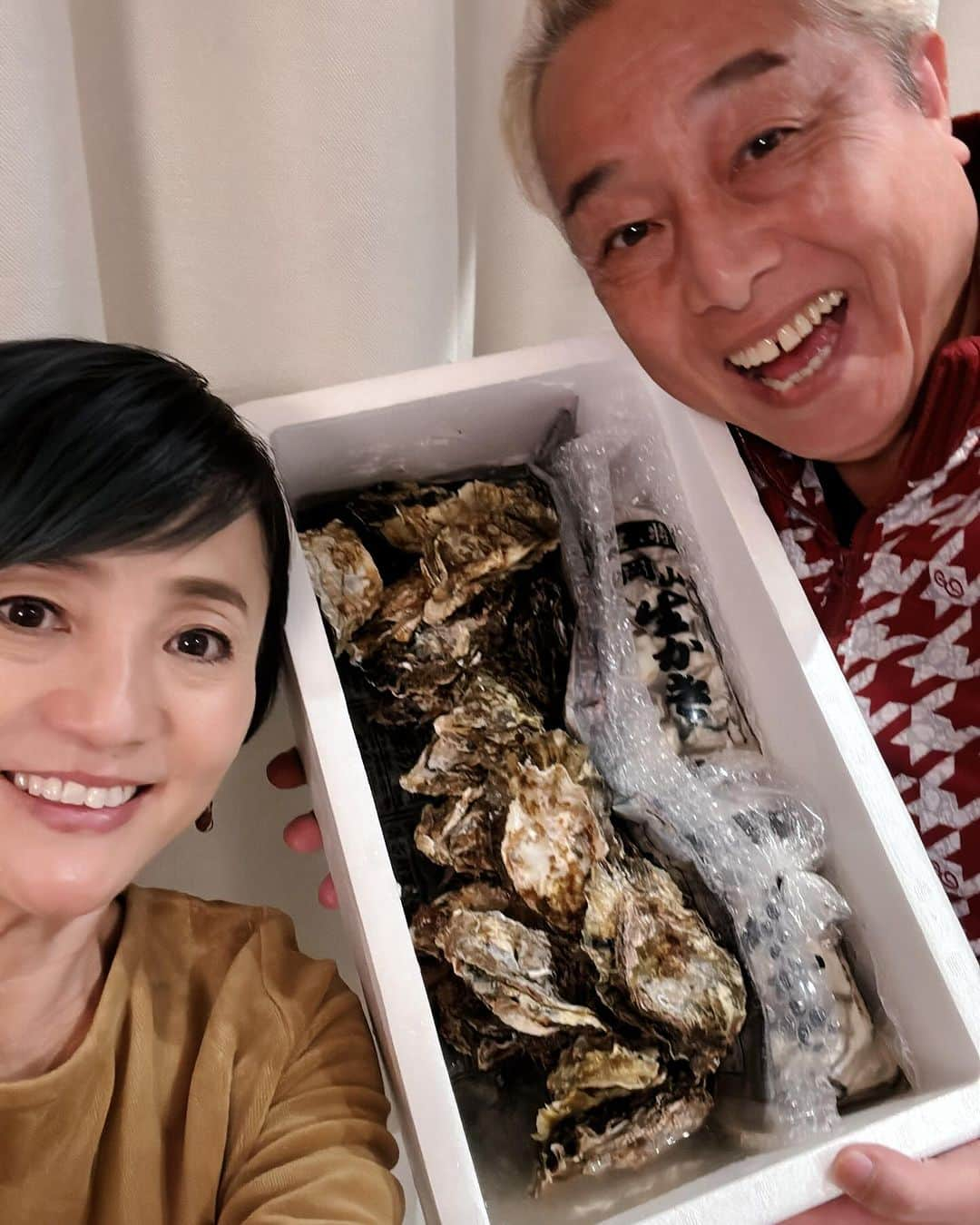 橋本志穂のインスタグラム：「岡山の牡蠣おこの美味しい　「タマちゃん」から 今年も牡蠣を贈っていただきました😍 タマちゃーん ありがとうございます。 日生町に行きたいなぁ🥰 一緒にゴルフしようって毎年言うのだけどー。  昨夜は仕事の帰りが遅かったので冷暗所において 今朝さっそく全部 ボイルしていただきました。  午前中はお店に電話してもダメだろうし、夜夫が帰宅したら 一緒に電話しようと思ってたのだけど、バタバタ晩ご飯作ってたら こんな時間💦  明日こそ、声が聞けるかなー  大事に使っていたフレーバーストーンですが 寿命が来てしまい💦 焦げ付いて洗ってる時 指切った😭 もう、無理に洗わない。 この子は傷だらけになる牡蠣蒸しにも 使えるようになりました。  でも、レンジで8分の方が手っ取り早かったわ。  #牡蠣 #牡蠣おこ #タマちゃん #岡山」