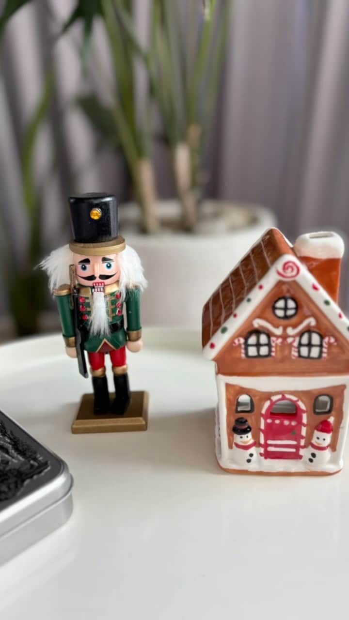 ユジンのインスタグラム：「Christmas season~🎄 네스프레소 버츄오 시즈널 딜라이트 스파이스향 커피 계피향 좋아하신다면 강츄에요~~~!  아아보단 따아로~!」