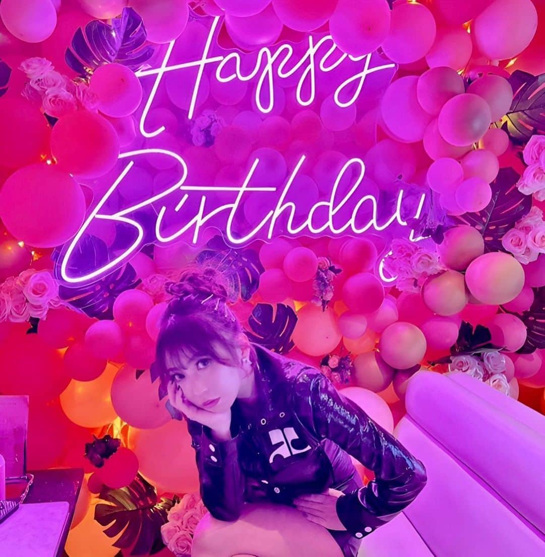 葉月樹里さんのインスタグラム写真 - (葉月樹里Instagram)「まず初めに SOIRÉEINE last birthday  ありがとうございました🙏🤍  . .  36歳になりました✨ もはや、なれました。笑  . .  誕生日とかイベントってのは 我々、水商売人にとっては特別な日です。  . .  それがどうした？ 別にイベント日じゃなくても また行った時にお祝いするよ  . .  って思う人も言う人もいるけど それぞれ目的や節目として やっている中で自分にとっては 大切な日だからこそ 良くも悪くも感じる物や見える事が 死ぬほど沢山あります。  . .  今年は今までと違って 誕生日をした回数を重ねる事や 売り上げをあげる手段としてではなく 今までとは違う目線で 色んな事が見えたし感じました。  . .  もちろん良い意味でも悪い意味でも👆笑  . .  でも必ず思うのは やってよかったな〜。です💃  . .  大切にすべき物がしっかり見える行事で やればやるほど慣れも出て来て ずっと新鮮な気持ちで入れることは 出来なくなってくるけど 重ねれば重ねる程 人の大切さが分かるし区別も出来ます。  . .  SOIRÉEINEでは6回もの バースデーを出来る事になって 自分自身、SOIRÉEINEでは やり切ったと思っています✨  . .  来年からはRe：Queenで オーナーとして動いていくので コッソリしれっとガッツリ（仲良い人にw） 誕生日をお祝いしてもらうつもりですので どうぞ宜しくお願いします😊🤣爆  . .  良くしてくれた皆様のおかげで SOIRÉEINEで今までしてきた誕生日は 次に自分がする事への自信に繋がります  . .  本当にありがとうございました❤️  . . .  #葉月樹里 #soiréeine #ソワレーヌ #誕生日 #誕生祭 #BD #birthday」12月13日 22時03分 - hazukijuri