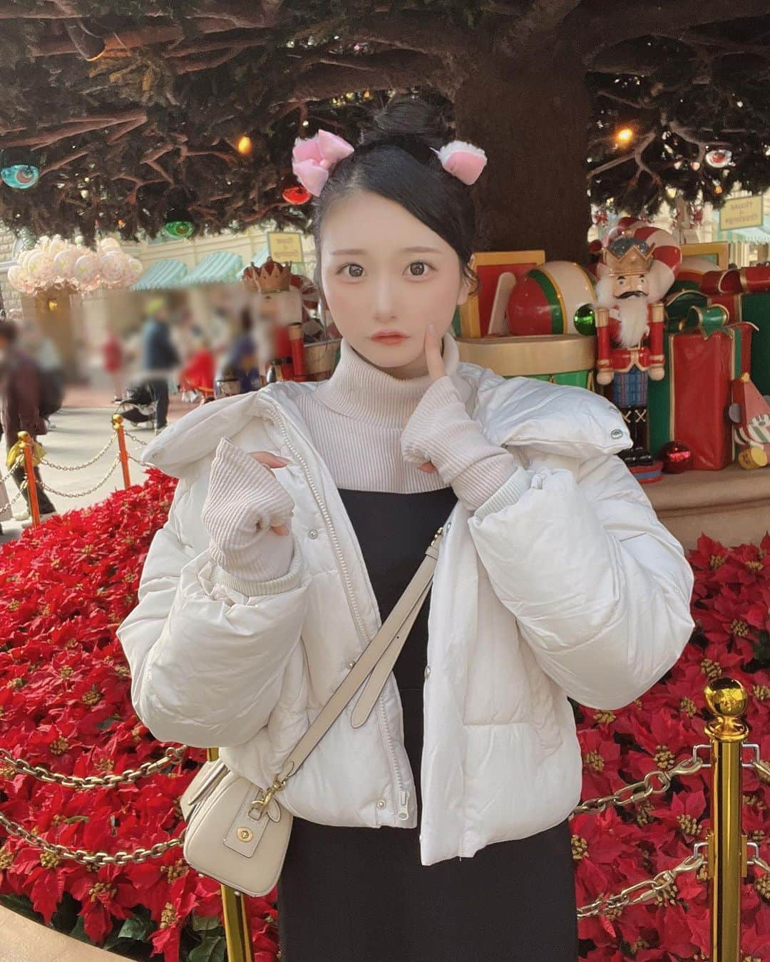 夢実あすかのインスタグラム：「クリスマスディズニーまたいきたいな🎄🐭⟡.·*.  ･ たまにはアップヘアあすかもすき〜？🍡  ･  #japaneseidol #japanesegirl #idol #instagood #instalike #selca #followforfollowback #selfie #today #ootd #dailylook #instafashion #followme #シンプルコーデ #makeup #今日のコーデ  #アイドル  #アイドルメイク  #デコ出し  #冬コーデ #いいね返し #自撮り #自撮り女子 #自撮り界隈 #推してください #ディズニーコーデ #ニットコーデ #クリスマスディズニー #ダウンコーデ #ディズニーランド」