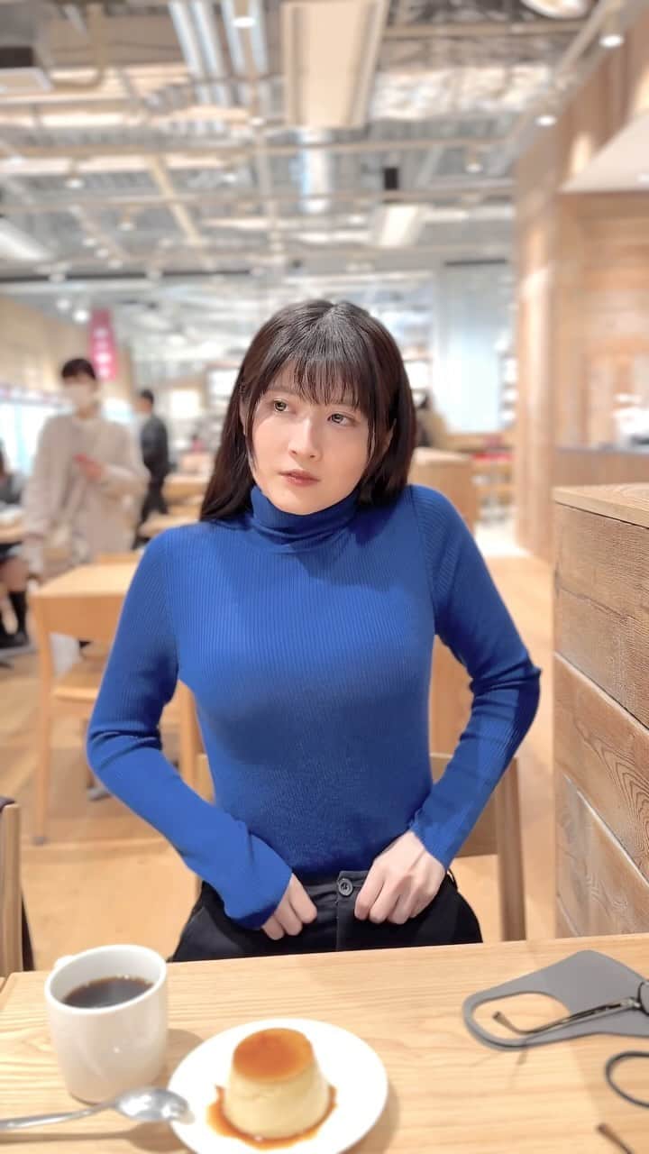 八田エミリのインスタグラム：「無印カフェに来ました。そして最近UNIQLOで買った青ニットがお気に入りです。 #カフェ　#ユニクロコーデ」