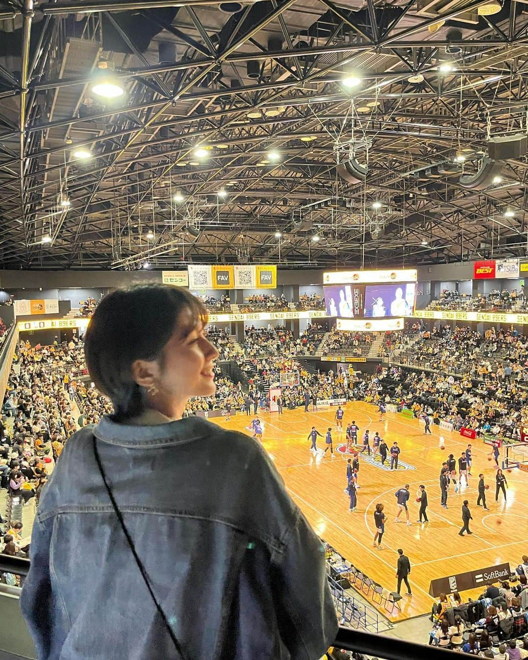 クリスティーナ菜波のインスタグラム：「12/10 仙台89ERS vs シーホース三河📍ゼビオアリーナ仙台  Bフェスが開催中ということで、ゼビオアリーナ仙台に取材へ行って来ました！！会場も大盛り上がりでしたよ👏🏻この日はコリアデーということで、おいしい韓国グルメを頂きました🤤💓ゲストで来ていたレギュラーのお2人にも会えて、すごく楽しい1日でした！！現在開催中のBフェスでは会場ごとに色んなイベントをやってるので皆もぜひ行ってみてね🐈  そして、試合もすごく面白かった！ 仙台のディフェンスは1人1人がしっかり脚を動かしてプレッシャーを与えてて、ダブルチームなどディフェンスからしっかりボールを取れてるシーンが何度もありました！！三河はファウルをよくもらえた分フリースローが打てていたこと、ここぞという時の得点力とゾーンディフェンスなど上手いディフェンスの使い分けが印象的でした。最後、仙台も追い上げていたんですが惜しくも届かず三河の勝利という結果でした！ 初めての取材以来のゼビオアリーナだったけど、コートがものすごく近く感じて、迫力もたっぷり、ブースターの歓声や一体感、、、やっぱり好きだなぁという感じでした🥹 地方ももっと色んな会場に行ってみたいな✈︎  #菜波の観戦日記 #loveB# Bマガジン#Bリーグ#仙台89ERS#シーホース三河#バスケ #basketball#ティナの足技すごすぎる」