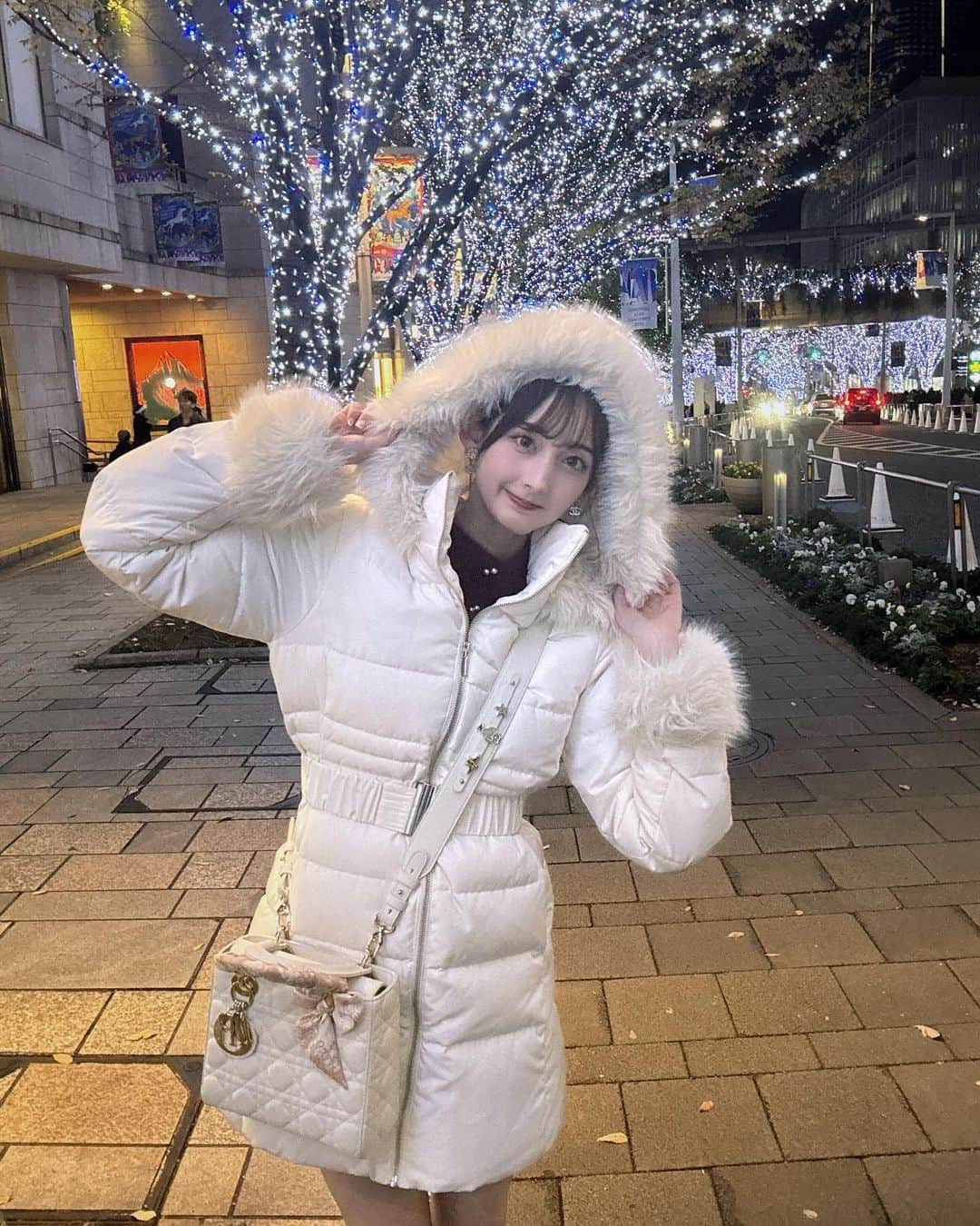 菜那セシルのインスタグラム：「冬は特に白ばっかりになっちゃう⛄️🤍 今年は過去一イルミ行ってる気がする✨  #けやき坂  #イルミネーション#イルミ」