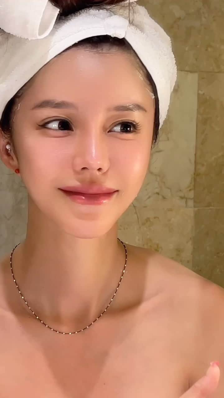 Son Ju Heeのインスタグラム：「너무너무 애정하는  라에스테 T1 엑소좀 필오프팩이 드디어! 내일 오전 10시 오픈🫧♥️  겨울철 건조하고 푸석푸석 피부에  콜라겐 듬뿍 채워주기😍  자기 전! 운전할때! 비행기안에서! 시간날땐 언제나! 딱 30분만 투자하면 피부 깊숙한곳에서  차오르는 광은 물론 피부가 탱탱볼처럼 차올라요🧏🏻‍♀️  📍그냥 콜라겐이 아니에요!  ☑️‘T1콜라겐’ 만을 사용 → 총 28가지의 콜라겐중 정말로 피부를 구성하는 콜라겐은   🔺단하나 오로지 T1콜라겐 만을!  그중에서도 모공의 9억 9천분의 1사이즈의  초 저분자 T1콜라겐 만을!  536,300ppm초 고함량으로 배합  📍피부 친화적 시너지 성분 배합 탄력 + 영양 + 보습 + 장벽강화 + 톤케어  ☑️제 1 Type 콜라겐 536,300ppm ☑️엑소좀 23억 파티클 ☑️줄기세포배양액리포좀 25,000ppm ☑️줄기세포배양추출물 100,000ppm ☑️멀티 펩타이드, 아미노산콤플렉 ☑️히알루론산, 세라마이드, 조조바오일  진짜 자신있게 말할 수 있어요! 라에스테 T1 콜라겐 엑소좀 필오프팩은 달라요!!  ‼️오직 T1 콜라겐과 엑소좀만을  피부 가장 깊숙히 흡수 시키기위해  리포좀 공법을 적용했다는게 포인트‼️  ✔️사용 주기 - 주 2~3회 권장 드리며  전 요즘 주 5회 사용중인데 진짜 피부속이 탄탄해졌어요!!  광채, 영양 집중 관리를 원하신다면  매일 사용하셔도 진짜 좋아요👍🏻  #피부속부터차오르는탱탱볼피부 #피부속이탄탄해져서 #속광은물론  #진짜피부가건강해져요 #제발꼭써보세요진짜좋아요」